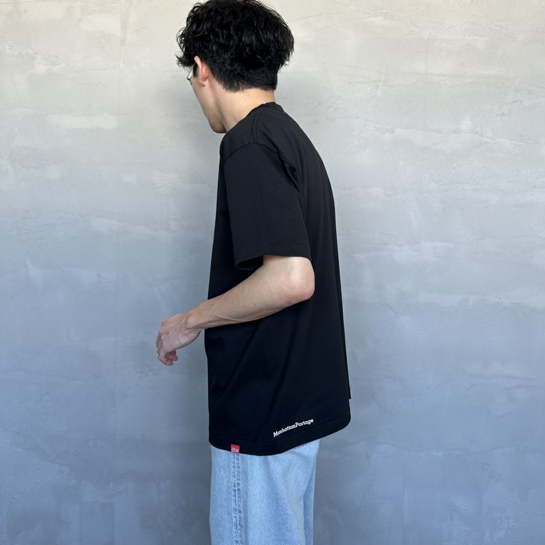 MANHATTAN PORTAGE [マンハッタンポーテージ] ショートスリーブ プリントTシャツ [MP-M579] BLACK &&モデル身長：168cm 着用サイズ：M&&