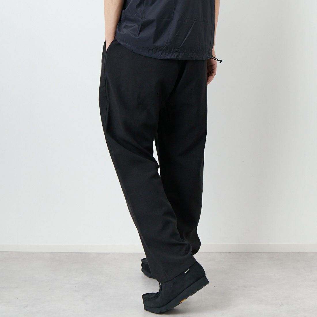 GRAMiCCi [グラミチ] リネンブレンドイージーテーパードパンツ [GUP5-SJP10] BLACK &&モデル身長：179cm 着用サイズ：L&&
