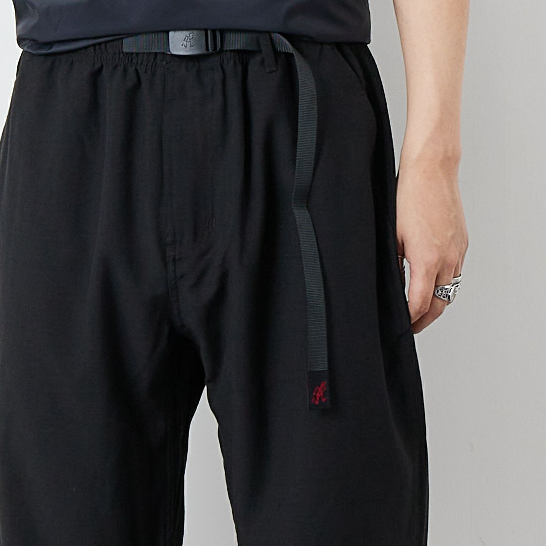 GRAMiCCi [グラミチ] リネンブレンドイージーテーパードパンツ [GUP5-SJP10] BLACK &&モデル身長：179cm 着用サイズ：L&&