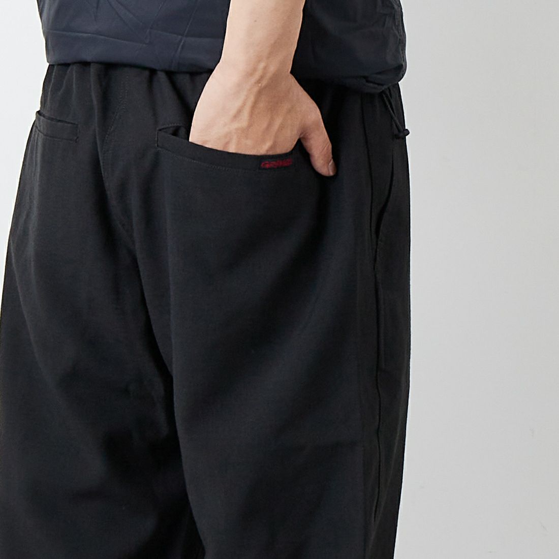GRAMiCCi [グラミチ] リネンブレンドイージーテーパードパンツ [GUP5-SJP10] BLACK &&モデル身長：179cm 着用サイズ：L&&