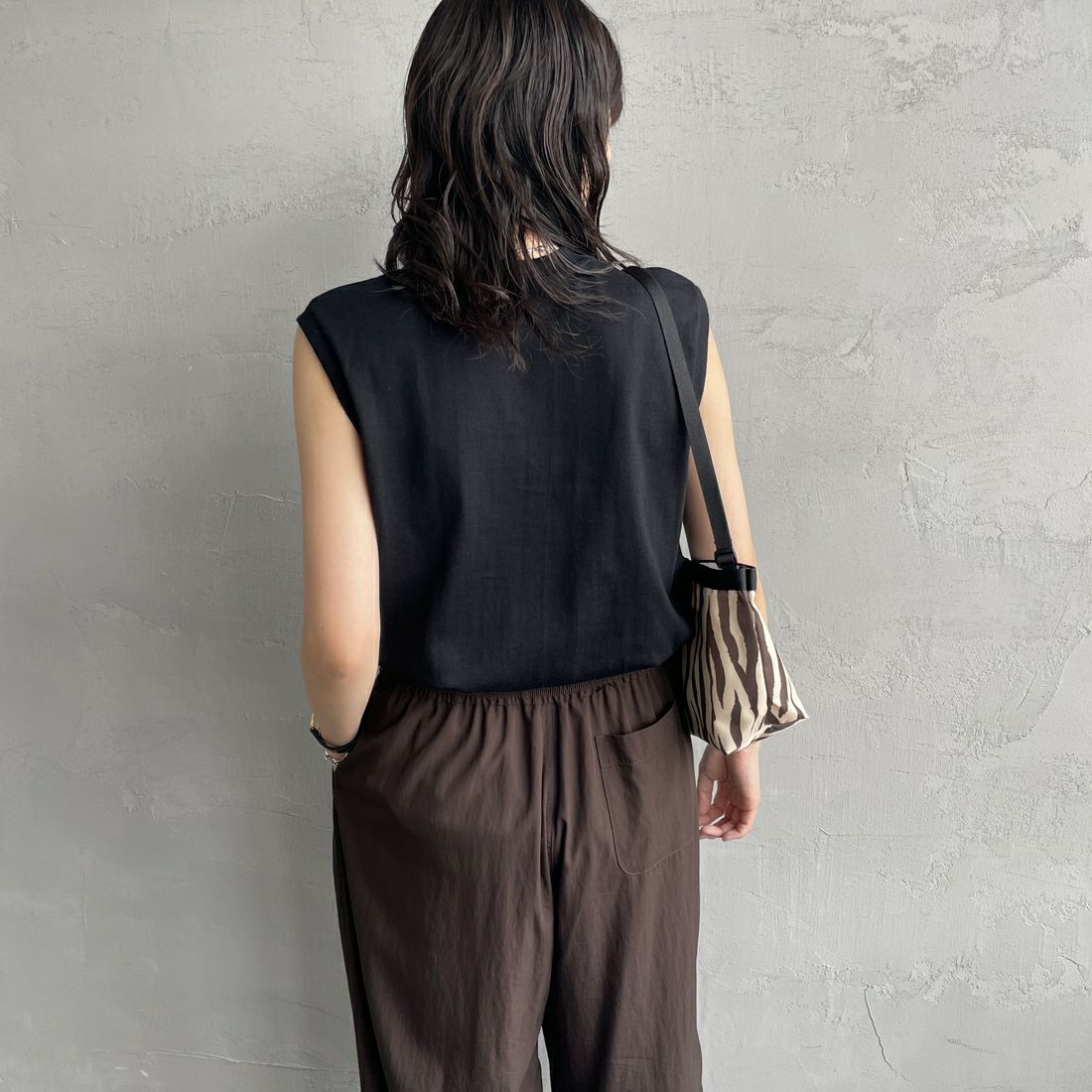 Hanes [ヘインズ] 1P KURO スリーブレスTシャツ [HM3-B202] 090 ﾌﾞﾗｯｸ &&モデル身長：160cm 着用サイズ：S&&