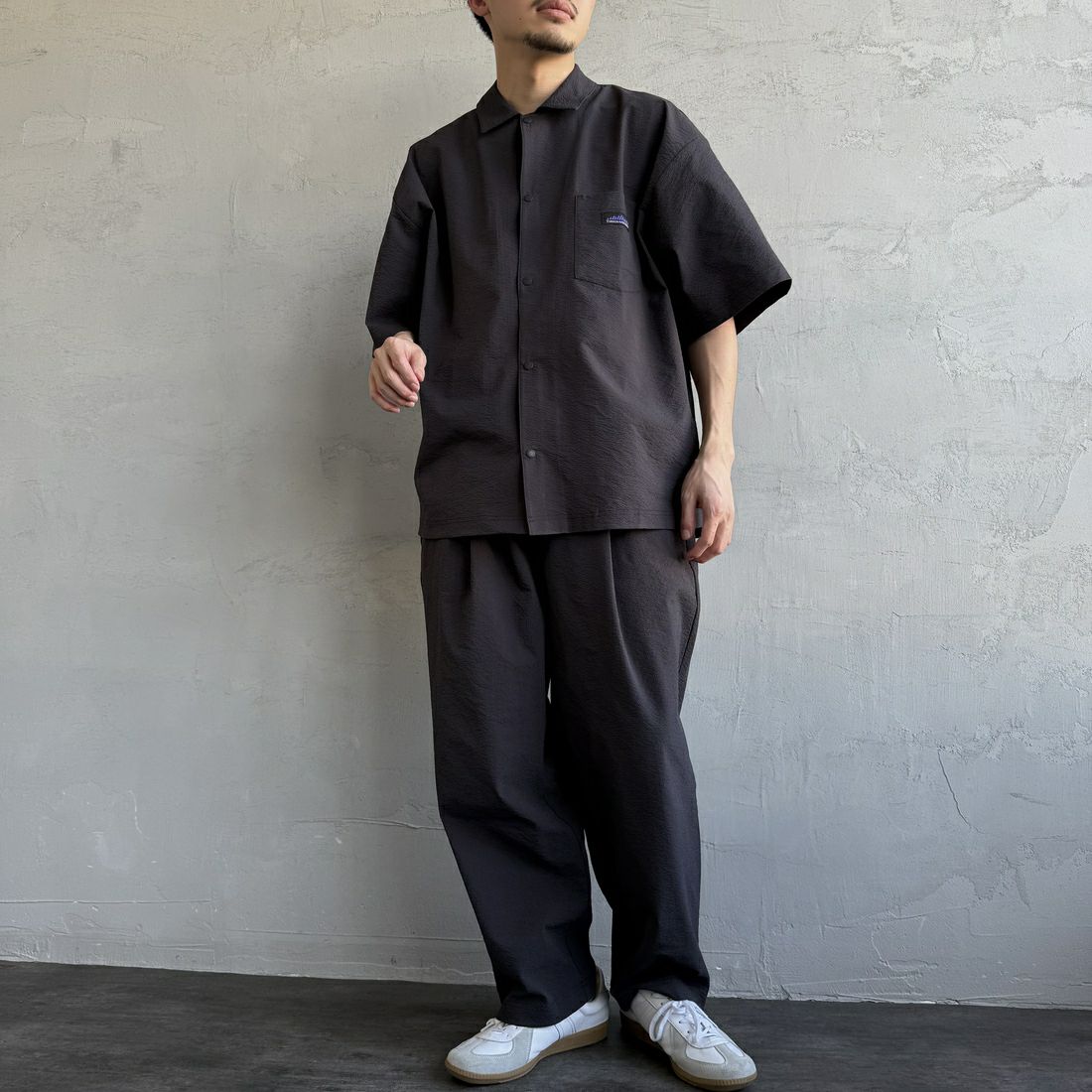 THOUSAND MILE [サウザンド マイル] 別注 ショートスリーブシャツ＆パンツ セットアップ [TM251SS50481-JF] CHARCOAL &&モデル身長：168cm 着用サイズ：L&&