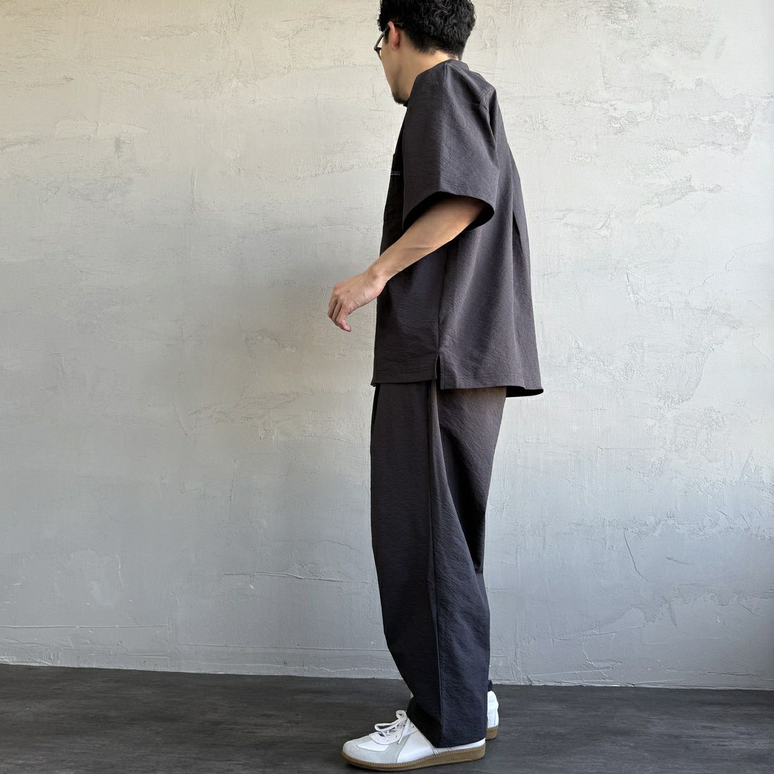 THOUSAND MILE [サウザンド マイル] 別注 ショートスリーブシャツ＆パンツ セットアップ [TM251SS50481-JF] CHARCOAL &&モデル身長：168cm 着用サイズ：L&&