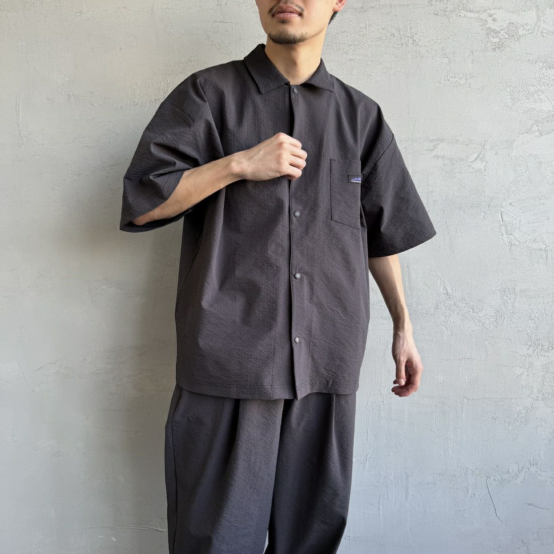 THOUSAND MILE [サウザンド マイル] 別注 ショートスリーブシャツ＆パンツ セットアップ [TM251SS50481-JF] CHARCOAL &&モデル身長：168cm 着用サイズ：L&&