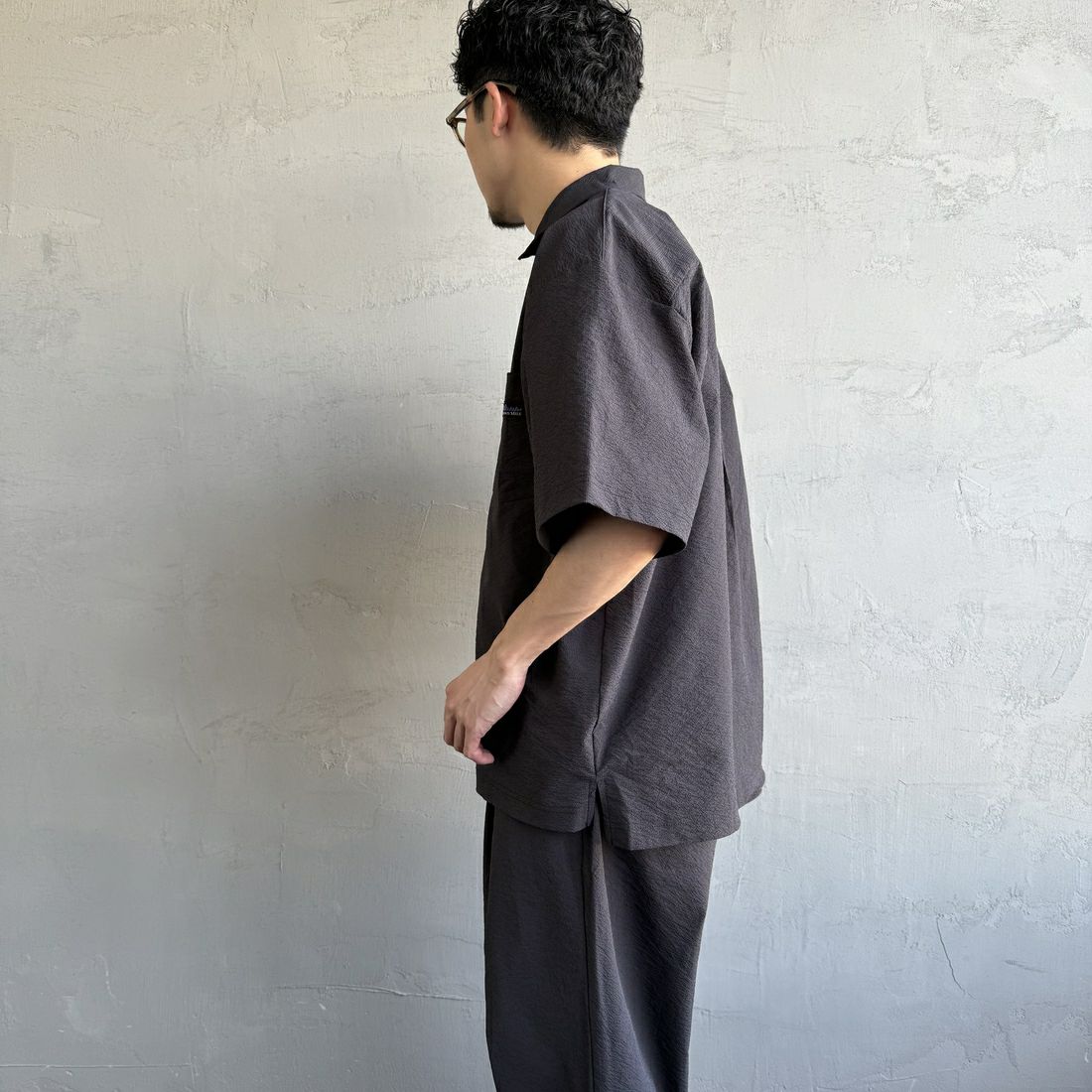 THOUSAND MILE [サウザンド マイル] 別注 ショートスリーブシャツ＆パンツ セットアップ [TM251SS50481-JF] CHARCOAL &&モデル身長：168cm 着用サイズ：L&&
