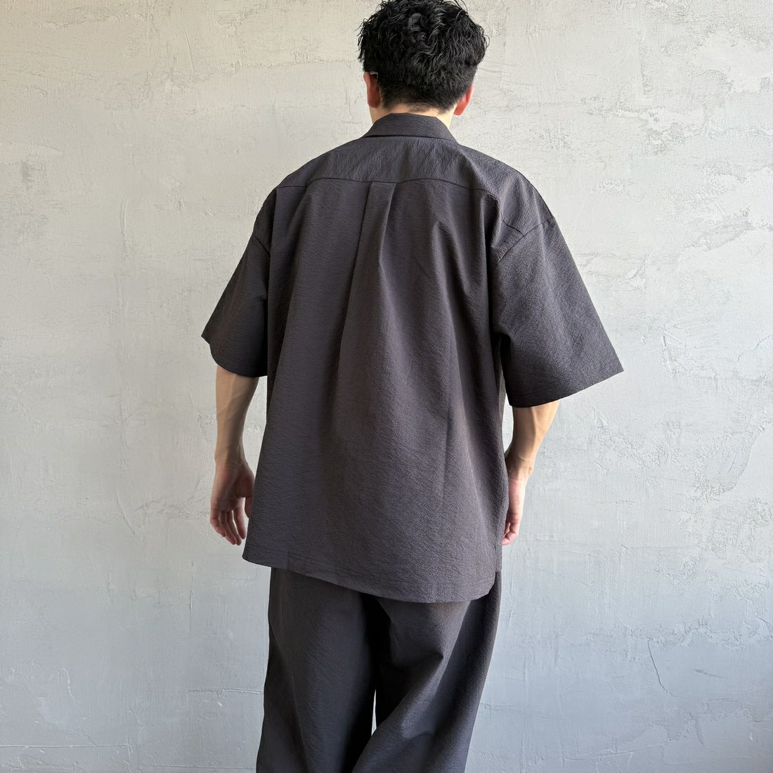 THOUSAND MILE [サウザンド マイル] 別注 ショートスリーブシャツ＆パンツ セットアップ [TM251SS50481-JF] CHARCOAL &&モデル身長：168cm 着用サイズ：L&&