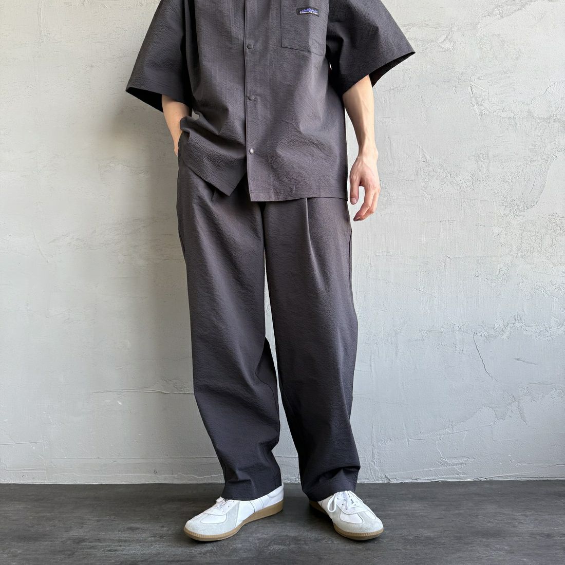 THOUSAND MILE [サウザンド マイル] 別注 ショートスリーブシャツ＆パンツ セットアップ [TM251SS50481-JF] CHARCOAL &&モデル身長：168cm 着用サイズ：L&&