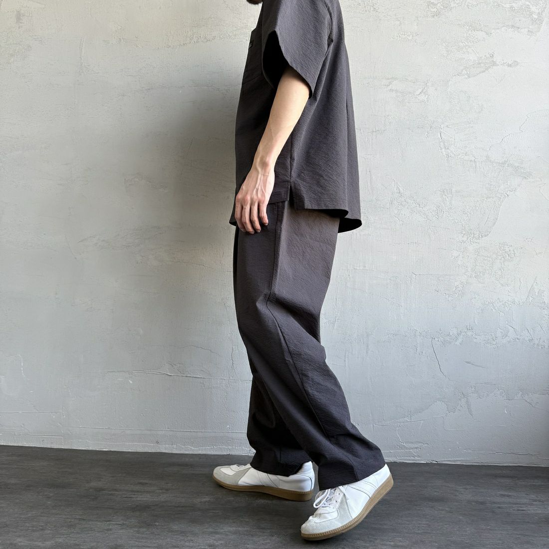 THOUSAND MILE [サウザンド マイル] 別注 ショートスリーブシャツ＆パンツ セットアップ [TM251SS50481-JF] CHARCOAL &&モデル身長：168cm 着用サイズ：L&&