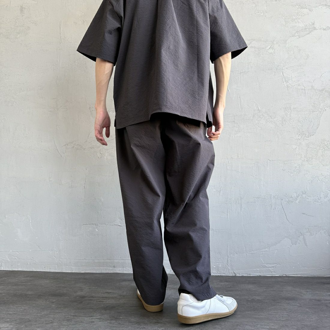 THOUSAND MILE [サウザンド マイル] 別注 ショートスリーブシャツ＆パンツ セットアップ [TM251SS50481-JF] CHARCOAL &&モデル身長：168cm 着用サイズ：L&&