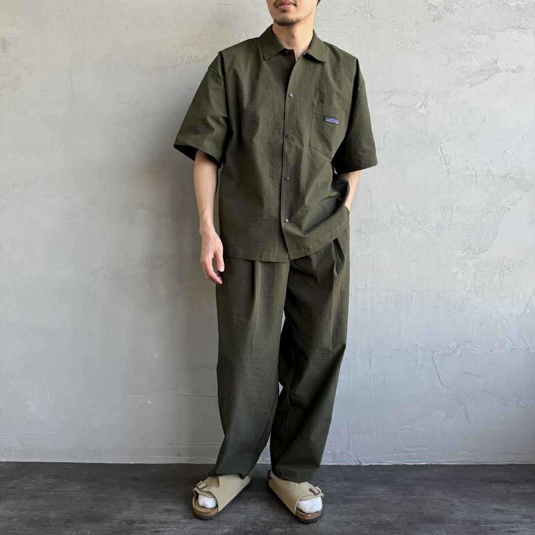 THOUSAND MILE [サウザンド マイル] 別注 ショートスリーブシャツ＆パンツ セットアップ [TM251SS50481-JF] OLIVE &&モデル身長：168cm 着用サイズ：M&&