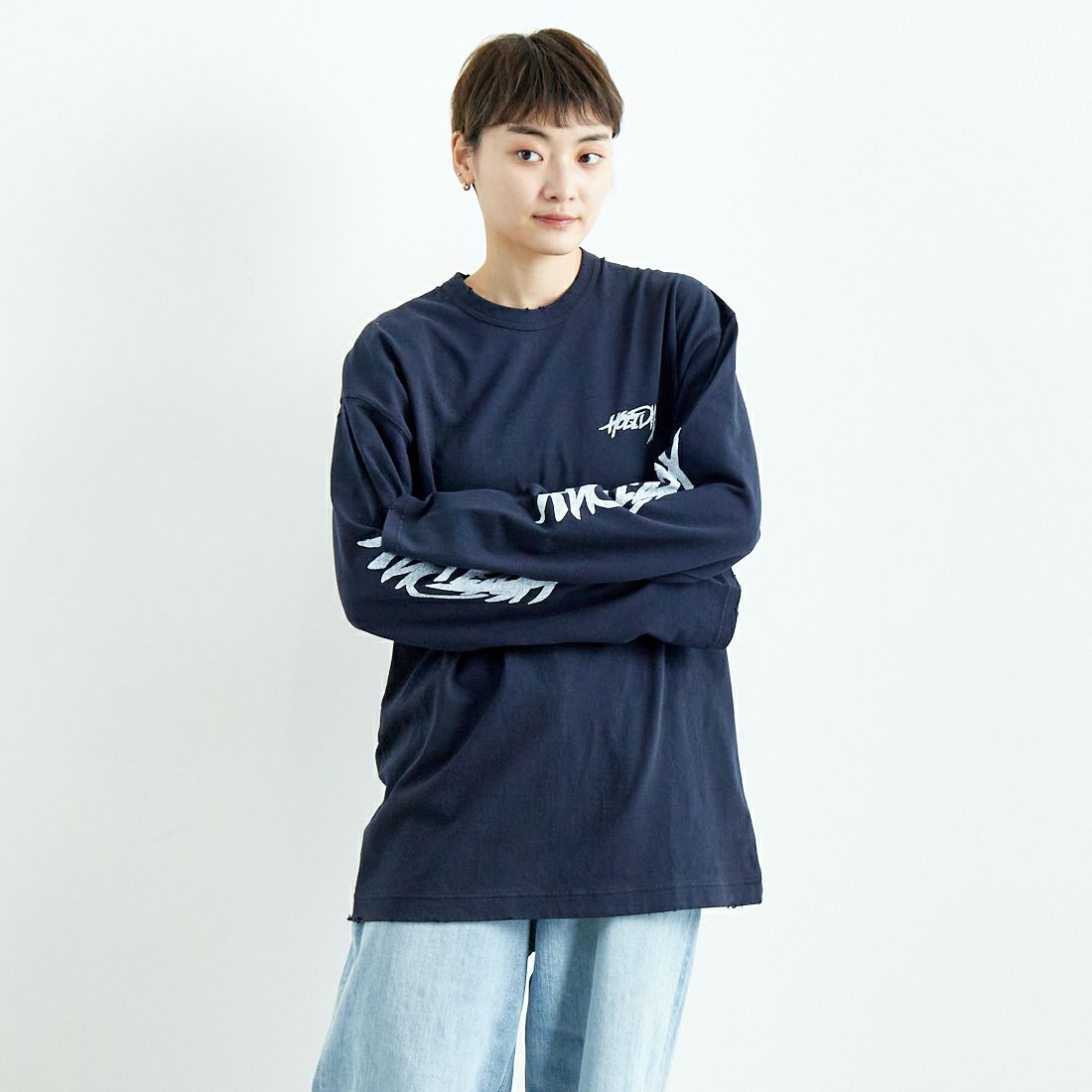 HOLIDAY [ホリデイ] スーパーファイン ドライダメージロングスリーブTシャツ [25101019] DARK NAVY &&モデル身長：160cm 着用サイズ：XL&&