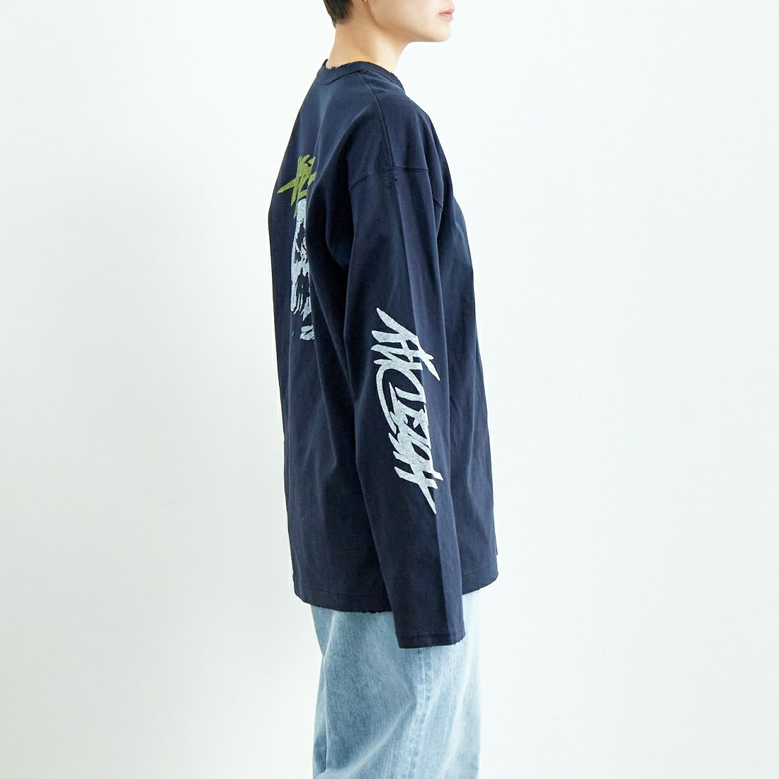 HOLIDAY [ホリデイ] スーパーファイン ドライダメージロングスリーブTシャツ [25101019] DARK NAVY &&モデル身長：160cm 着用サイズ：XL&&