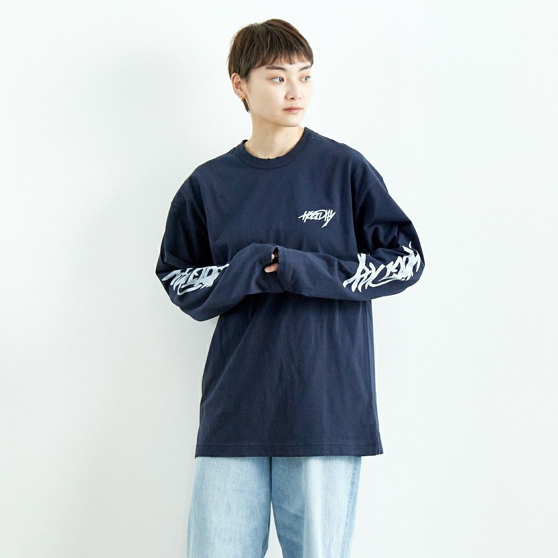 HOLIDAY [ホリデイ] スーパーファイン ドライダメージロングスリーブTシャツ [25101019] DARK NAVY &&モデル身長：160cm 着用サイズ：XL&&