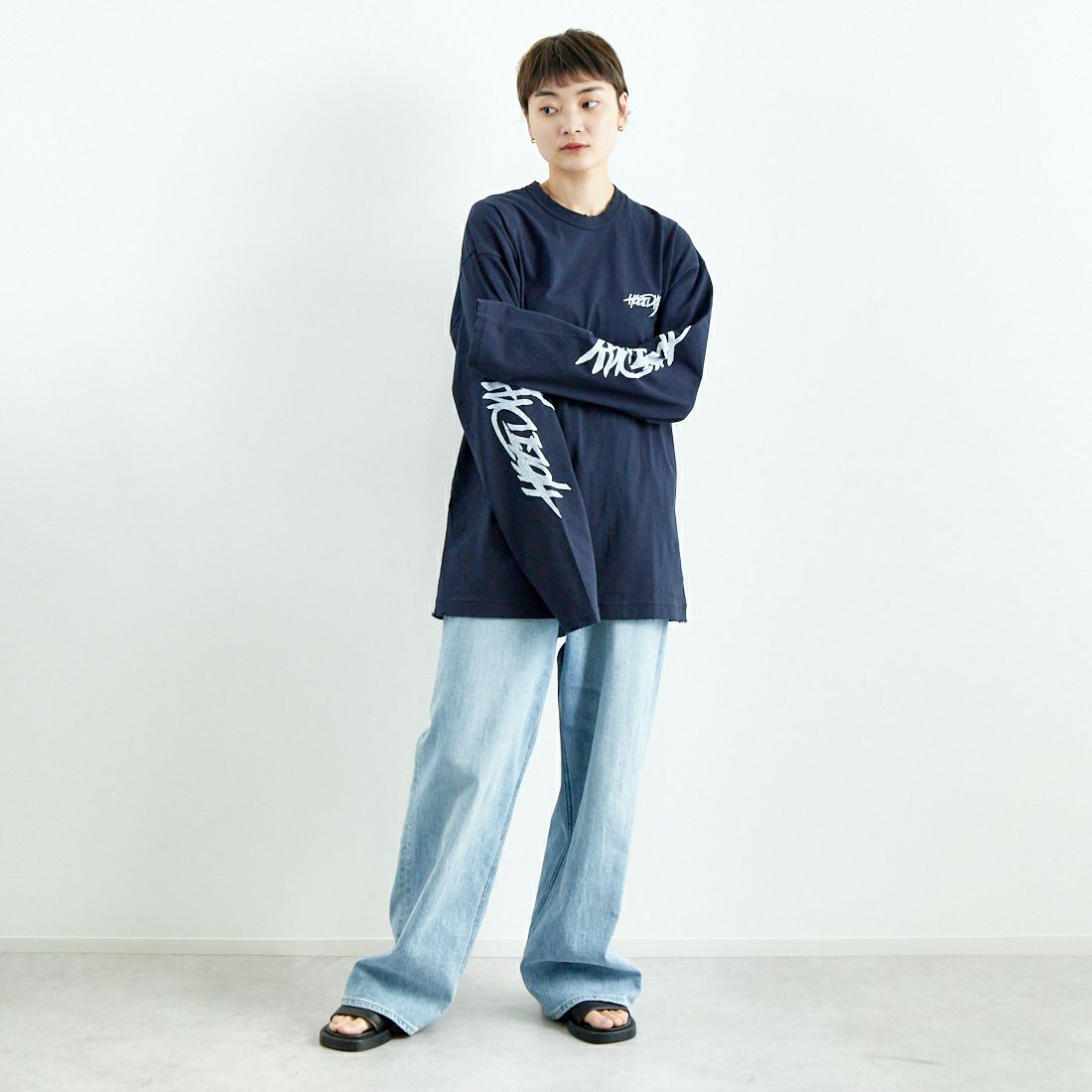 HOLIDAY [ホリデイ] スーパーファイン ドライダメージロングスリーブTシャツ [25101019] DARK NAVY &&モデル身長：160cm 着用サイズ：XL&&
