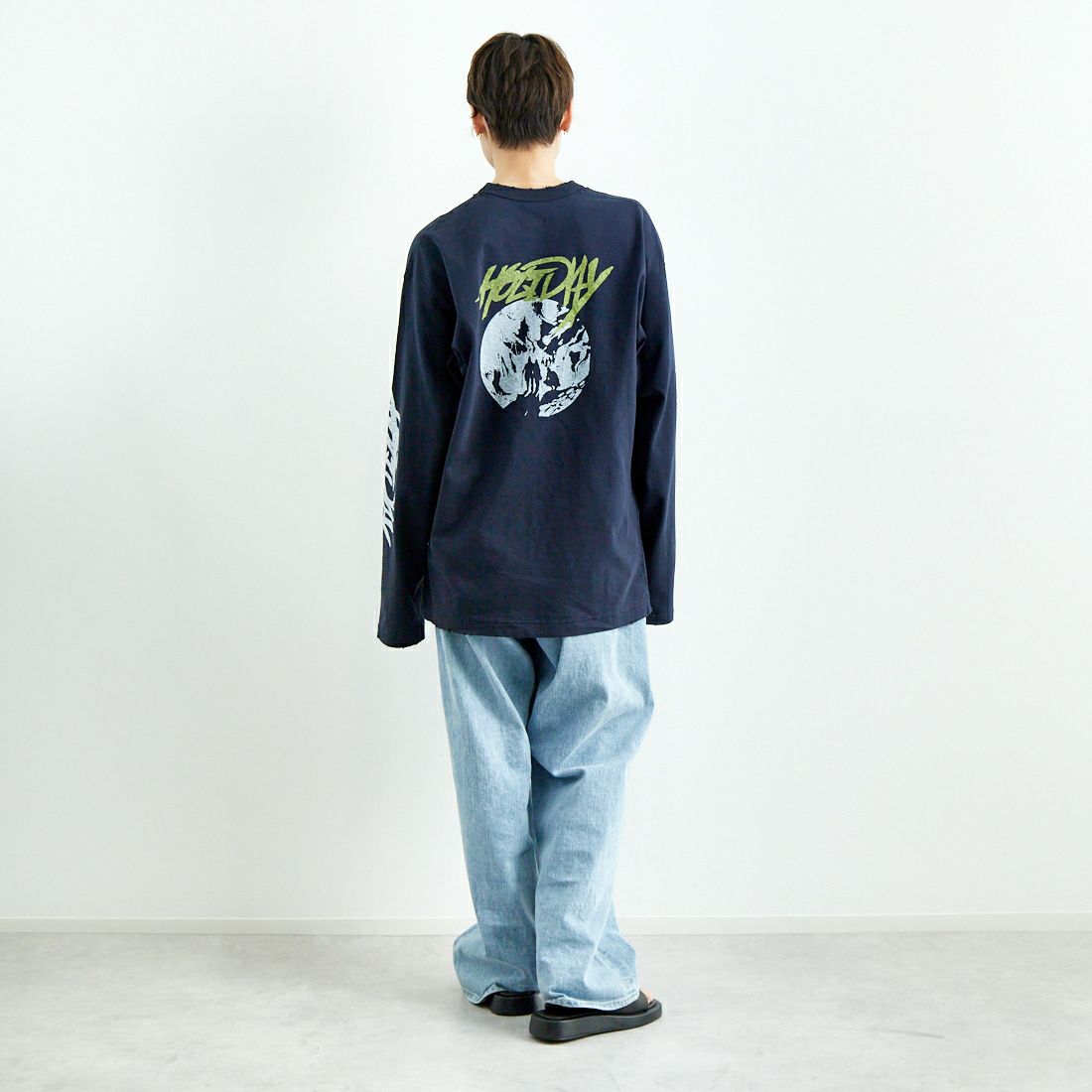 HOLIDAY [ホリデイ] スーパーファイン ドライダメージロングスリーブTシャツ [25101019] DARK NAVY &&モデル身長：160cm 着用サイズ：XL&&