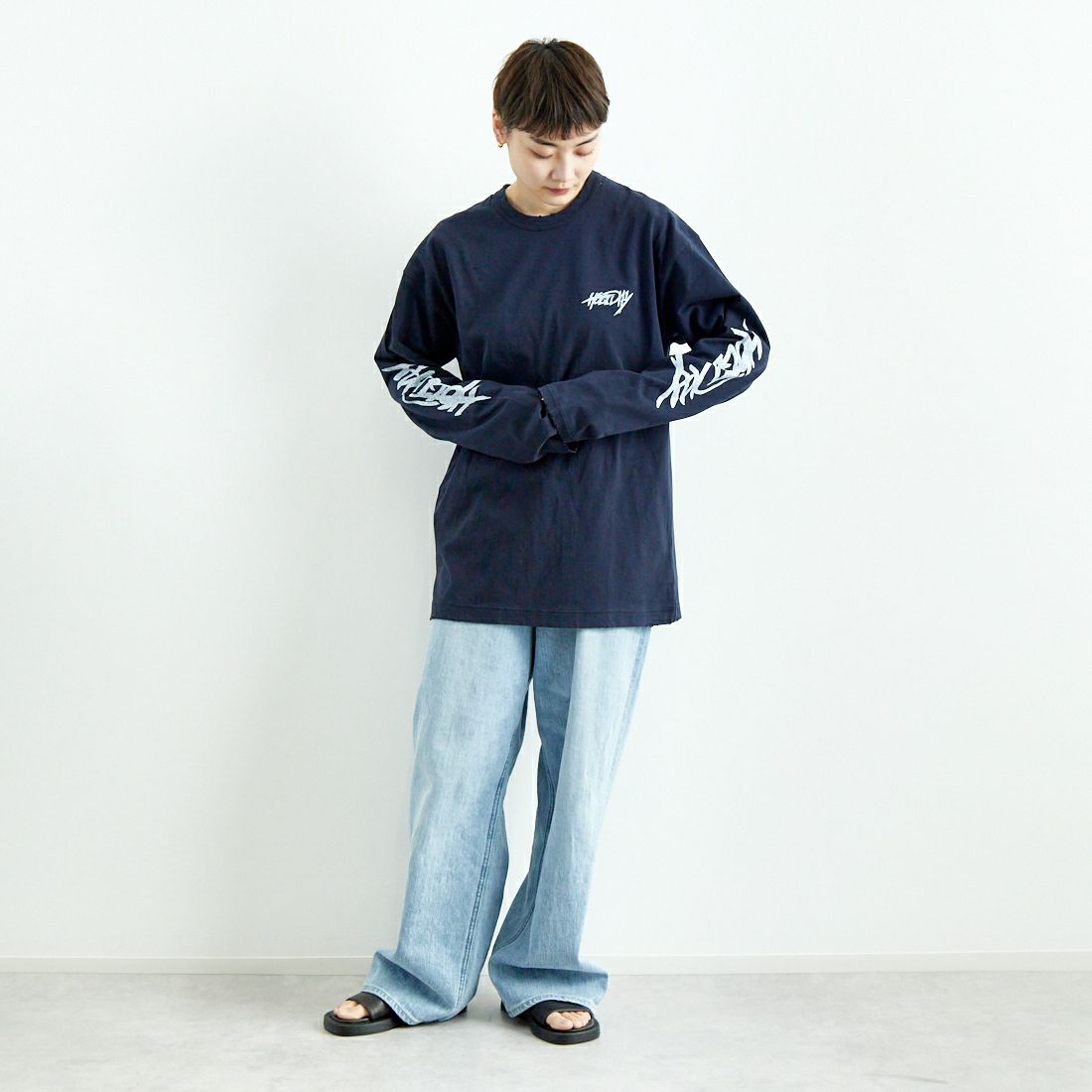HOLIDAY [ホリデイ] スーパーファイン ドライダメージロングスリーブTシャツ [25101019] DARK NAVY &&モデル身長：160cm 着用サイズ：XL&&