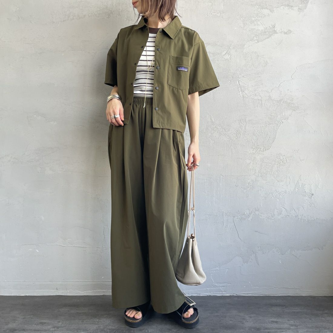 THOUSAND MILE [サウザンド マイル] 別注 サマーバケーション ワイドパンツセットアップ [TM251NP50942-JF] OLIVE &&モデル身長：158cm 着用サイズ：F&&