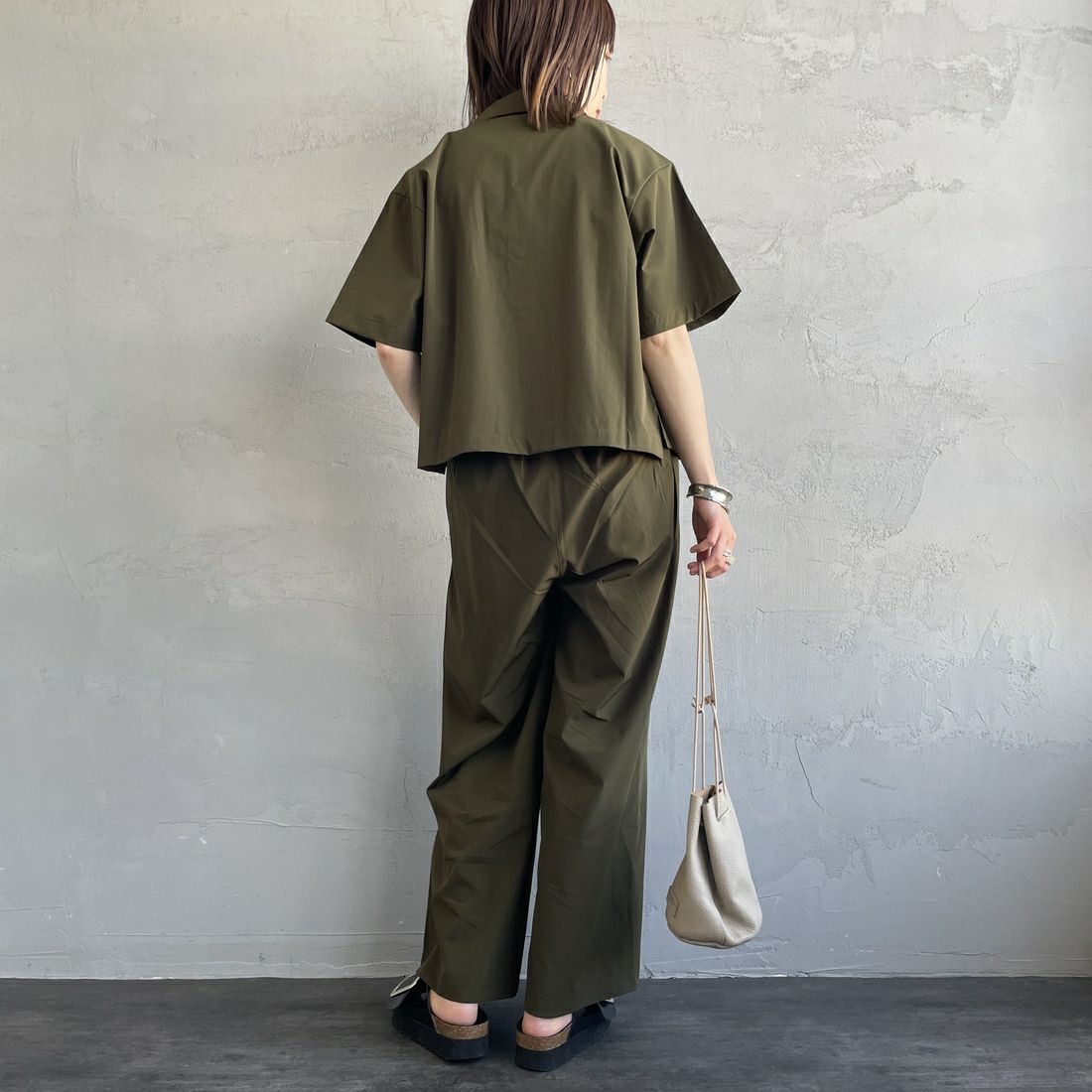 THOUSAND MILE [サウザンド マイル] 別注 サマーバケーション ワイドパンツセットアップ [TM251NP50942-JF] OLIVE &&モデル身長：158cm 着用サイズ：F&&