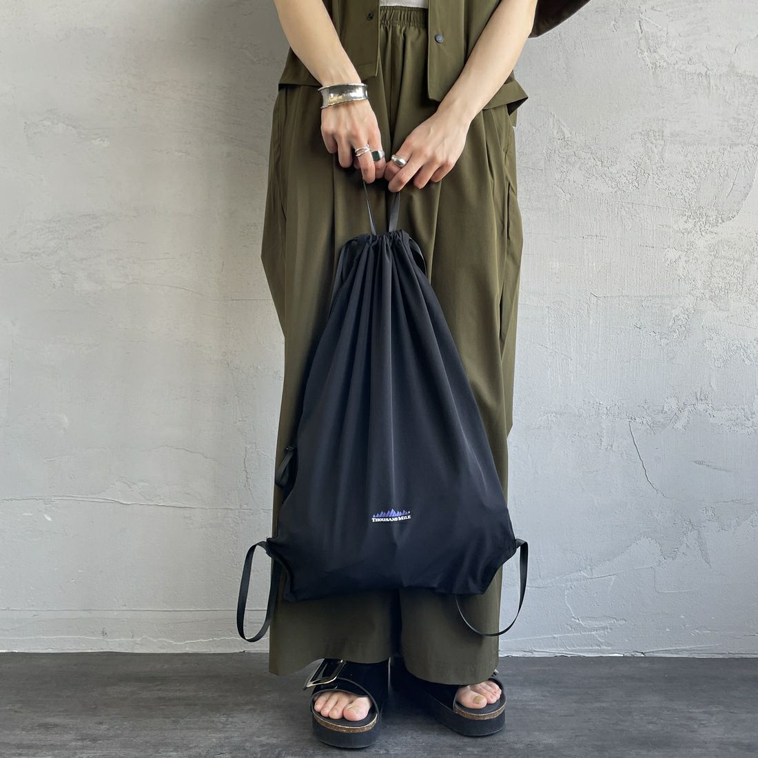 THOUSAND MILE [サウザンド マイル] 別注 サマーバケーション ワイドパンツセットアップ [TM251NP50942-JF] OLIVE &&モデル身長：158cm 着用サイズ：F&&