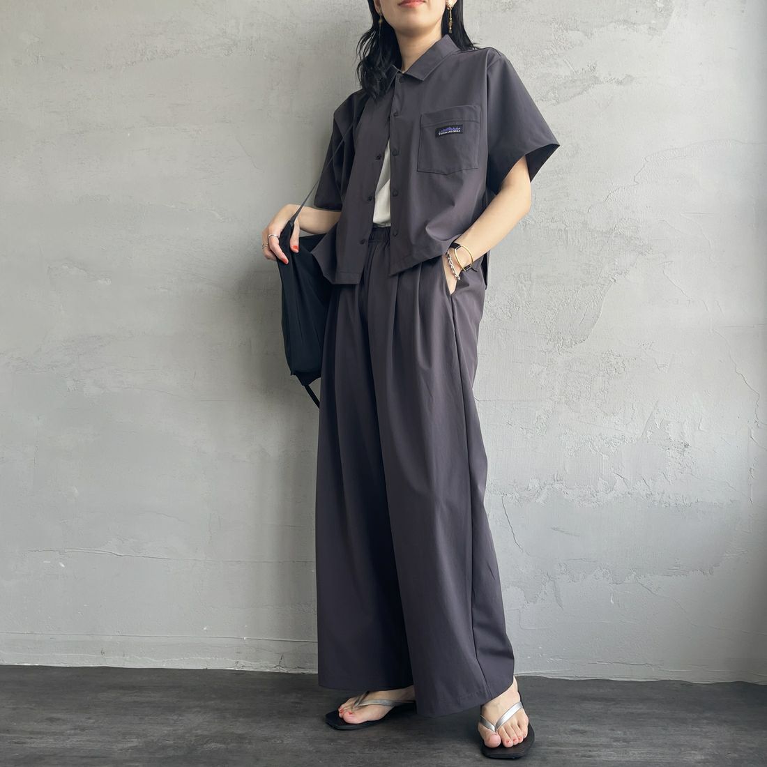 THOUSAND MILE [サウザンド マイル] 別注 サマーバケーション ワイドパンツセットアップ [TM251NP50942-JF] CHARCOAL &&モデル身長：160cm 着用サイズ：F&&