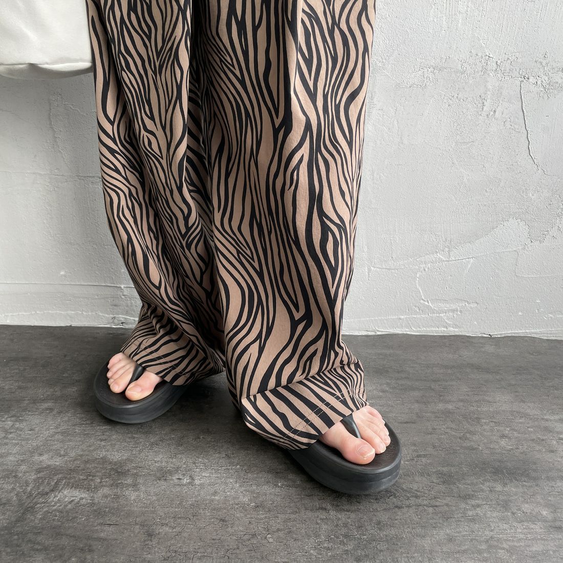 THOUSAND MILE [サウザンド マイル] 別注 ゼブラ柄 サマーバケーション ラップパンツセットアップ [TM251QP50952-JF] ZEBRA &&モデル身長：150cm 着用サイズ：F&&
