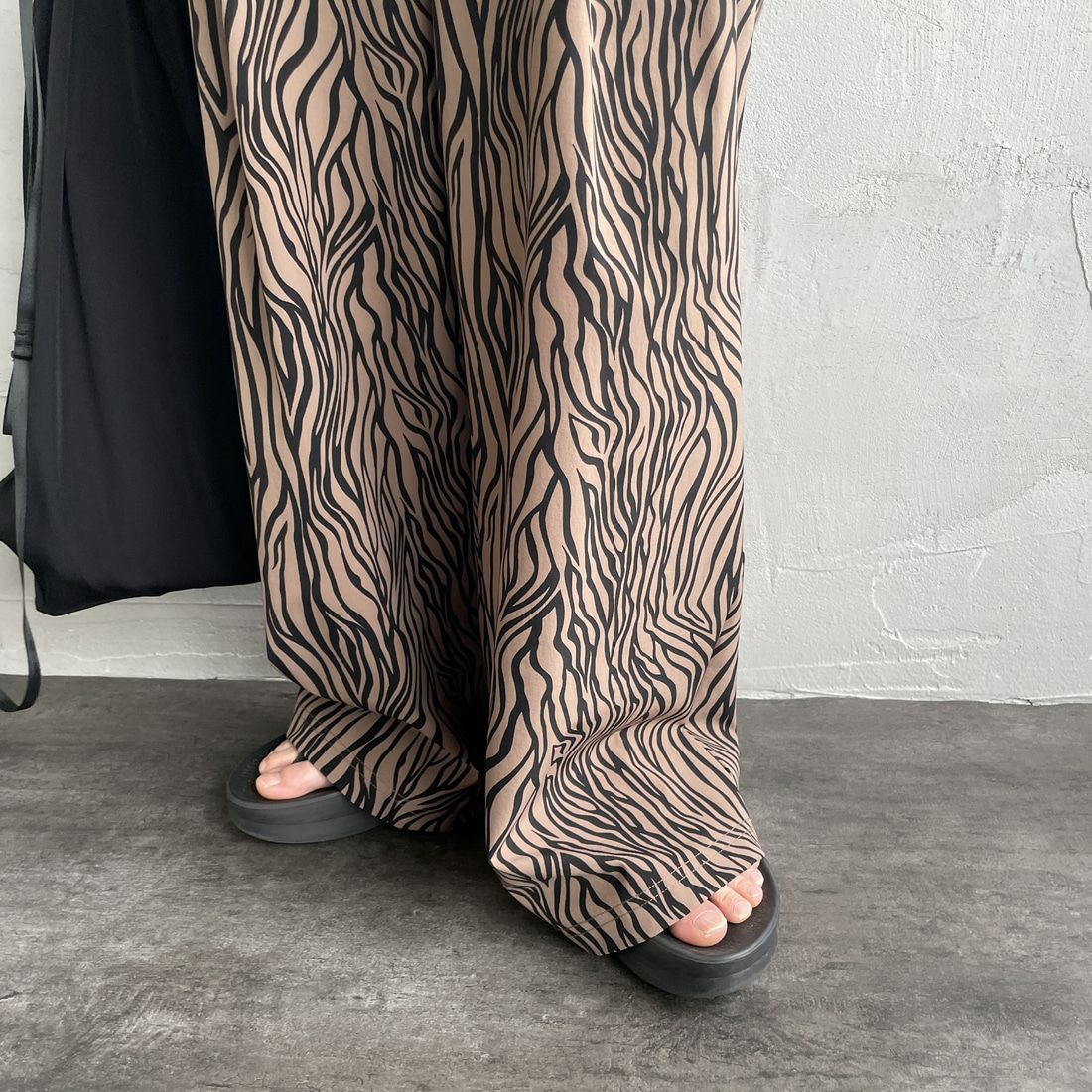 THOUSAND MILE [サウザンド マイル] 別注 ゼブラ柄 サマーバケーション ワイドパンツセットアップ [TM251QP50942-JF] ZEBRA &&モデル身長：150cm 着用サイズ：F&&