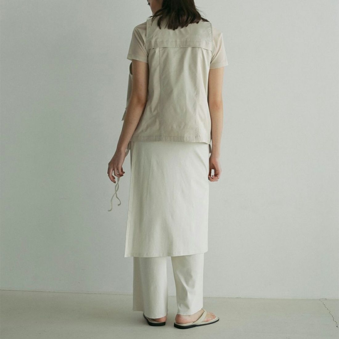 anuke [アンヌーク] サテンポケットベスト [62510106] CRM &&モデル身長：168cm 着用サイズ：F&&