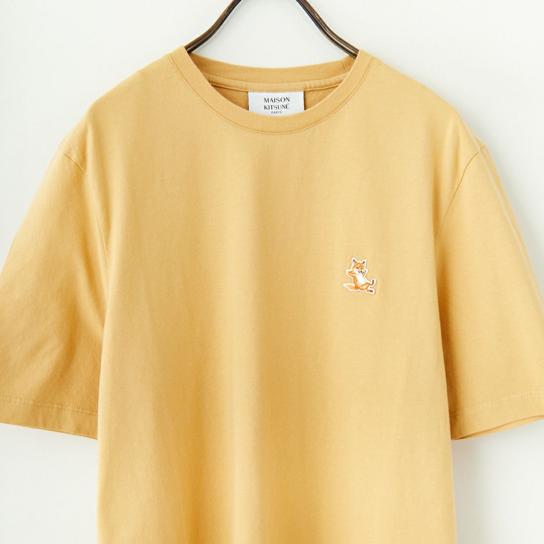 MAISON KITSUNE [メゾン キツネ] チラックスフォックスパッチ レギュラーTシャツ [LM00110KJ0008] 0116 GOLDI