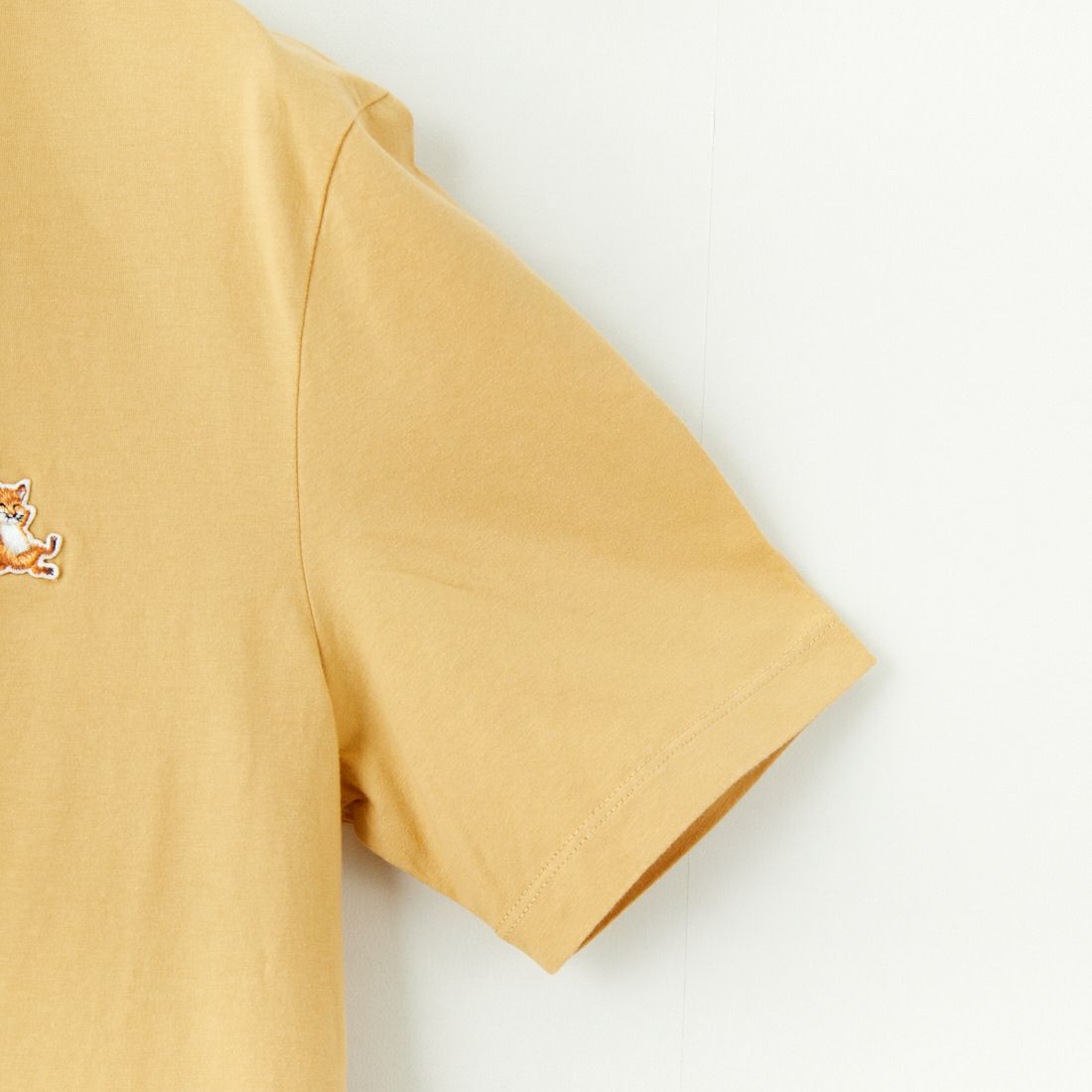 MAISON KITSUNE [メゾン キツネ] チラックスフォックスパッチ レギュラーTシャツ [LM00110KJ0008] 0116 GOLDI