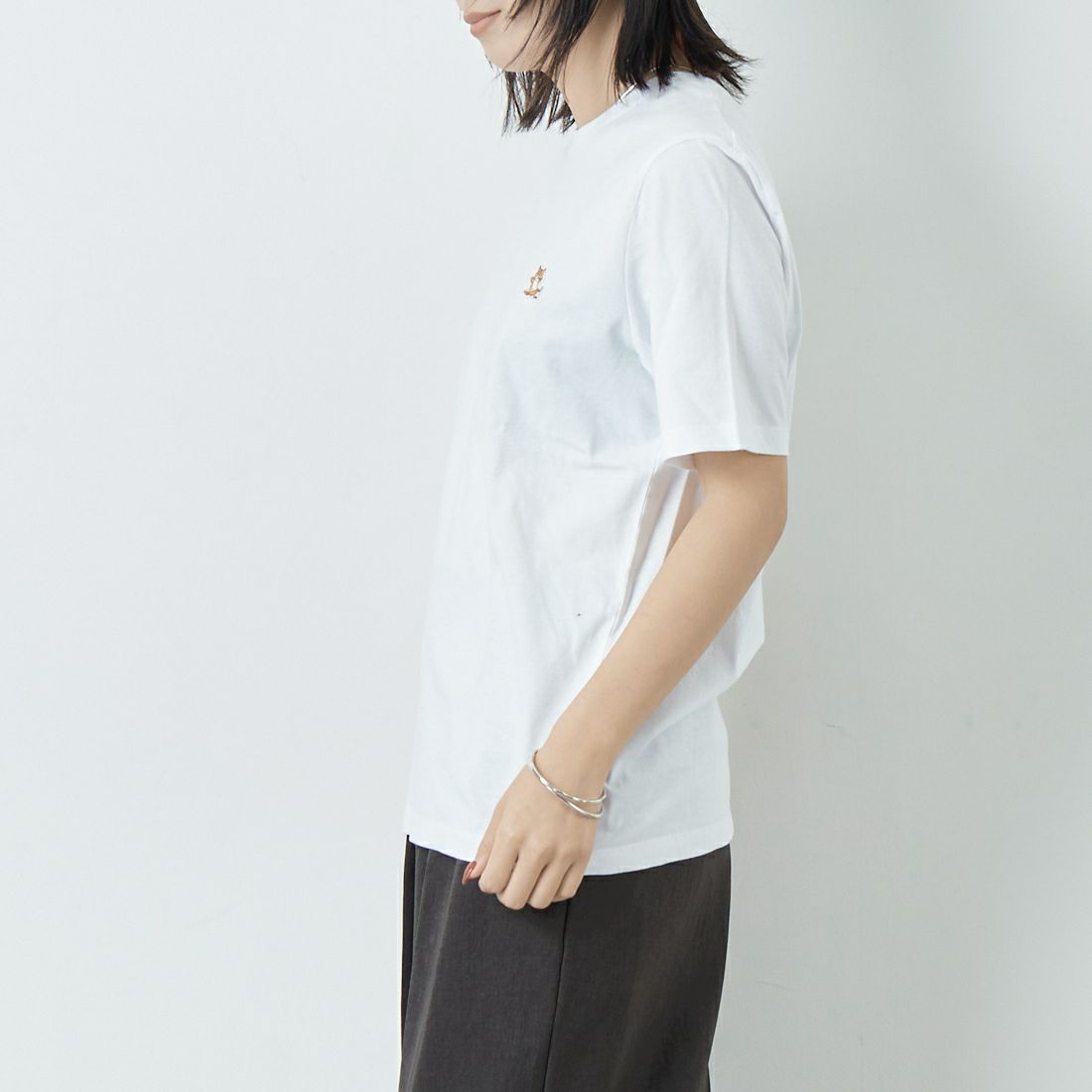 MAISON KITSUNE [メゾン キツネ] チラックスフォックスパッチ レギュラーTシャツ [LM00110KJ0008] P100 WHITE &&モデル身長：167cm 着用サイズ：XS&&