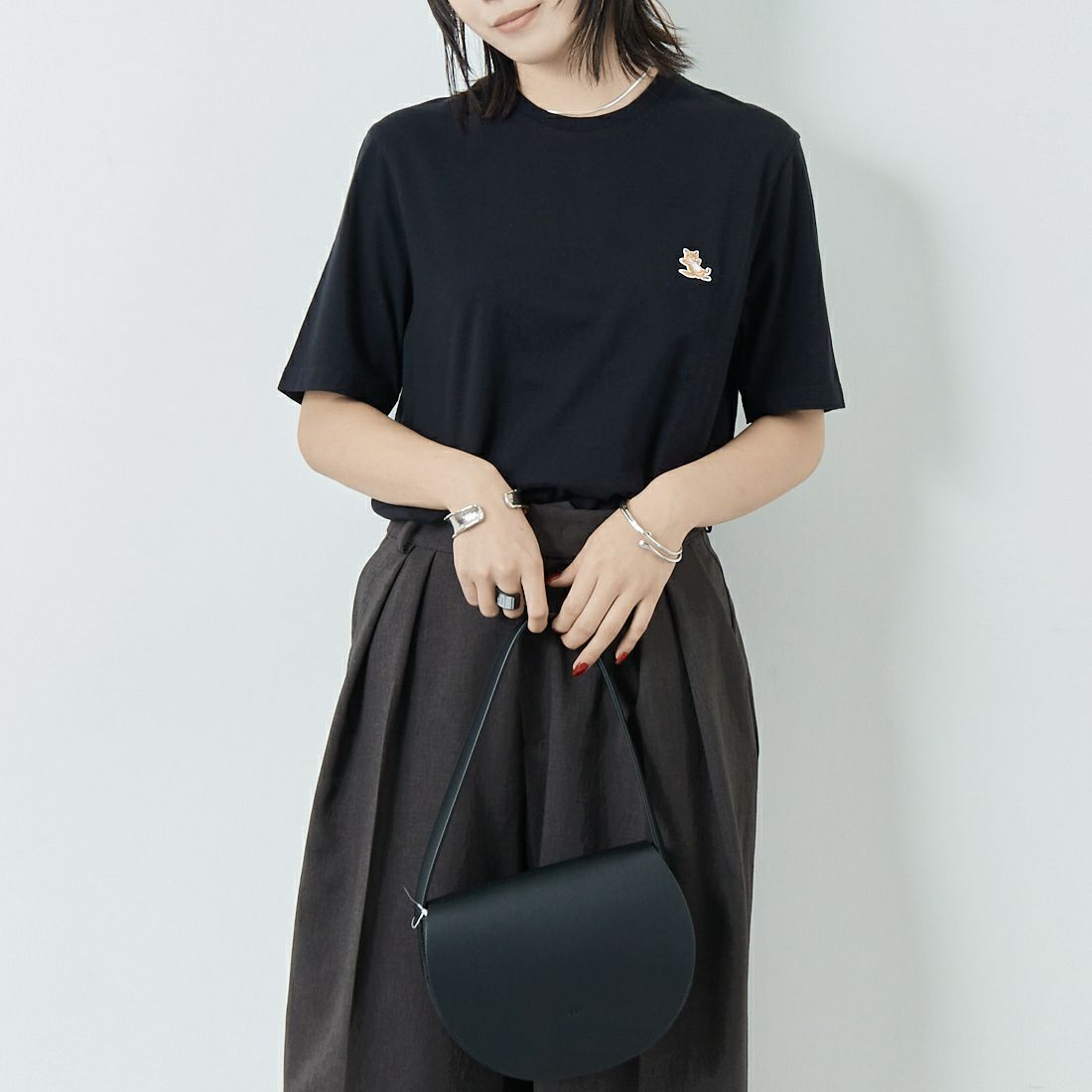 MAISON KITSUNE [メゾン キツネ] チラックスフォックスパッチ レギュラーTシャツ [LM00110KJ0008] P199 BLACK &&モデル身長：167cm 着用サイズ：XS&&