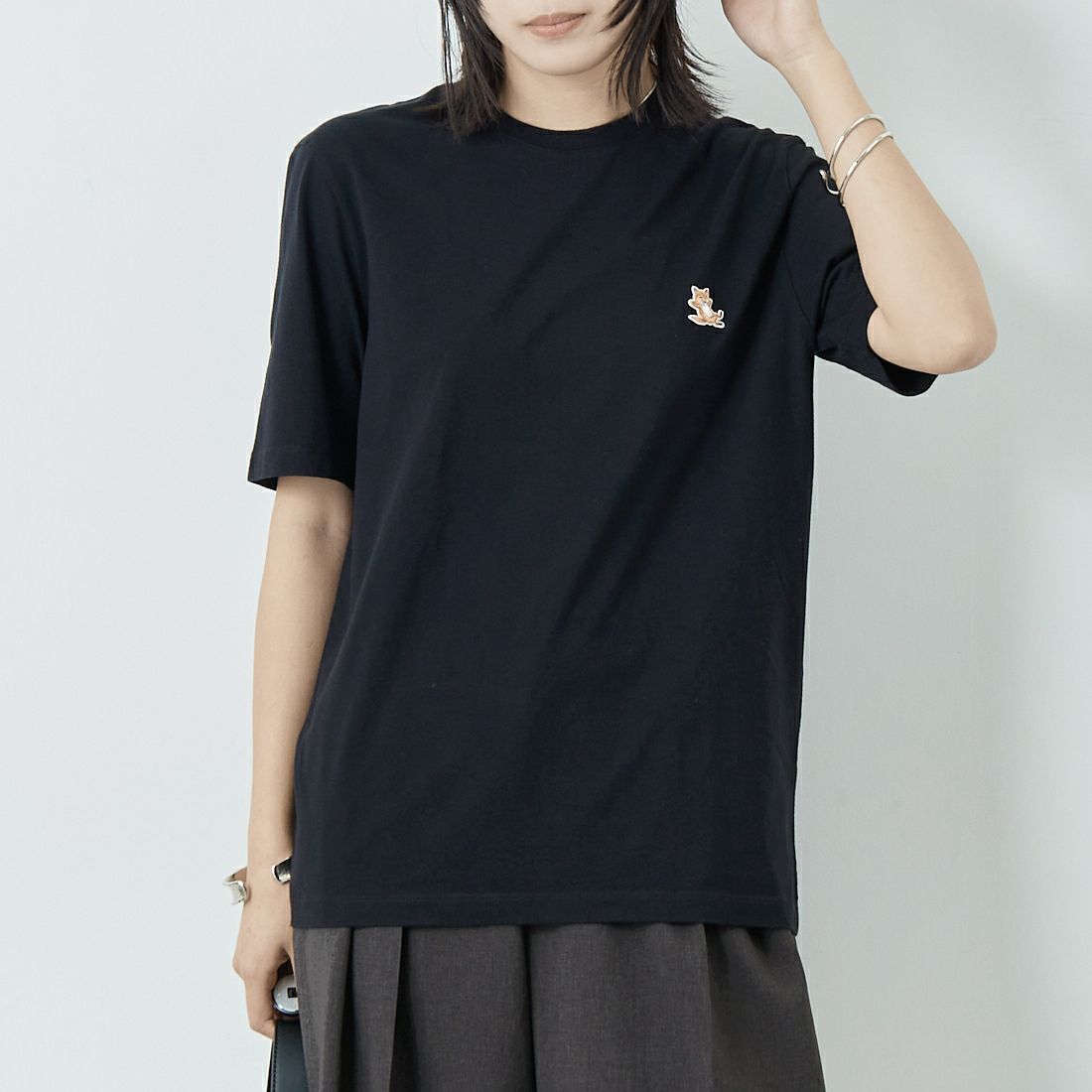 MAISON KITSUNE [メゾン キツネ] チラックスフォックスパッチ レギュラーTシャツ [LM00110KJ0008] P199 BLACK &&モデル身長：167cm 着用サイズ：XS&&