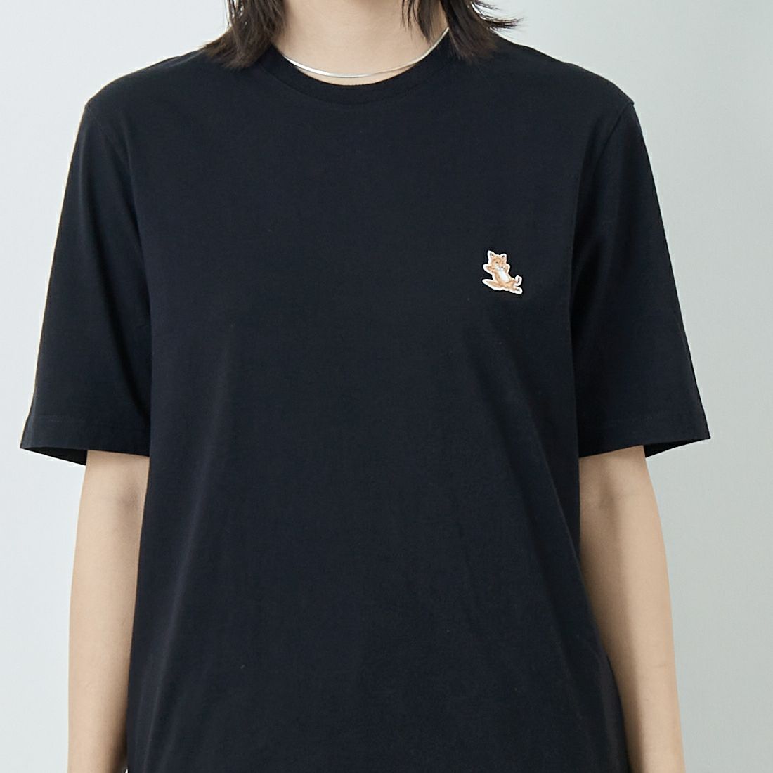 MAISON KITSUNE [メゾン キツネ] チラックスフォックスパッチ レギュラーTシャツ [LM00110KJ0008] P199 BLACK &&モデル身長：167cm 着用サイズ：XS&&