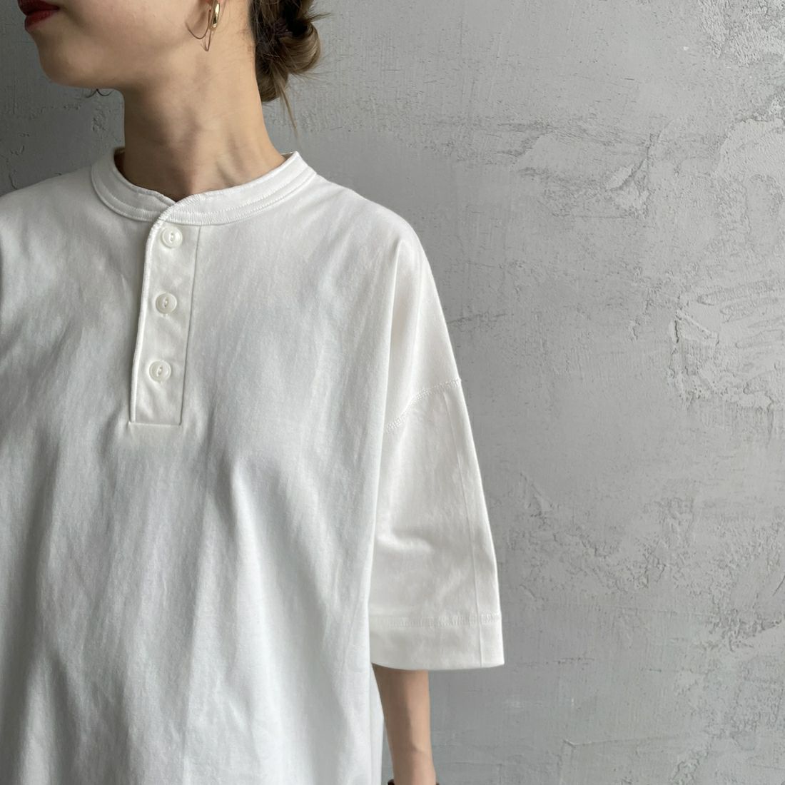 Health knit [ヘルスニット] 別注 ビッグシルエット ヘンリーネックTシャツ [HR25S-M121-JF] WHITE &&モデル身長：150cm 着用サイズ：S&&