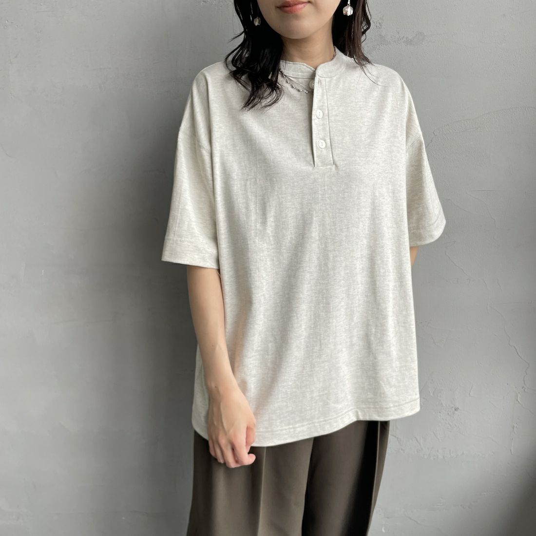 Health knit [ヘルスニット] 別注 ビッグシルエット ヘンリーネックTシャツ [HR25S-M121-JF] OATMEAL &&モデル身長：160cm 着用サイズ：S&&