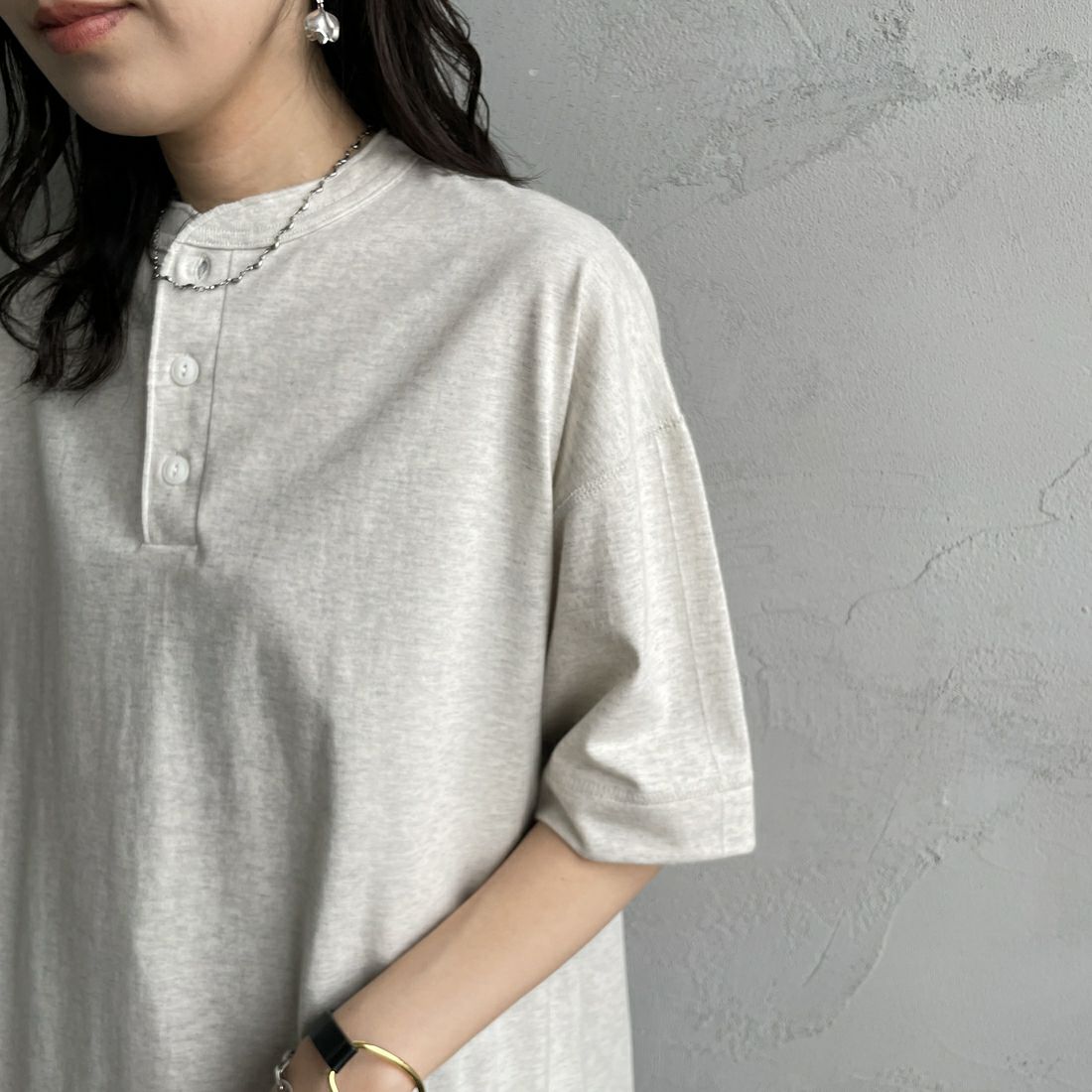 Health knit [ヘルスニット] 別注 ビッグシルエット ヘンリーネックTシャツ [HR25S-M121-JF] OATMEAL &&モデル身長：160cm 着用サイズ：S&&
