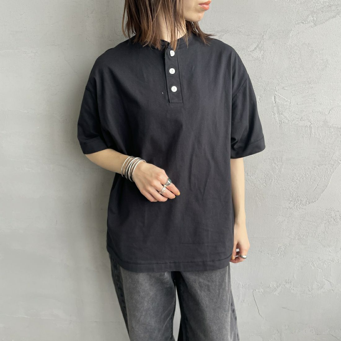 Health knit [ヘルスニット] 別注 ビッグシルエット ヘンリーネックTシャツ [HR25S-M121-JF] BLACK &&モデル身長：158cm 着用サイズ：S&&