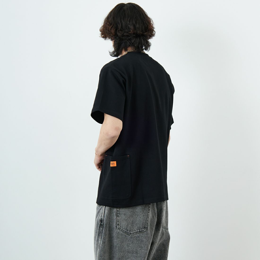 UNIVERSAL OVERALL [ユニバーサルオーバーオール] 別注 ポンチカバーオールTシャツ [U2511279IN-JF] BLACK &&モデル身長：179cm 着用サイズ：L&&