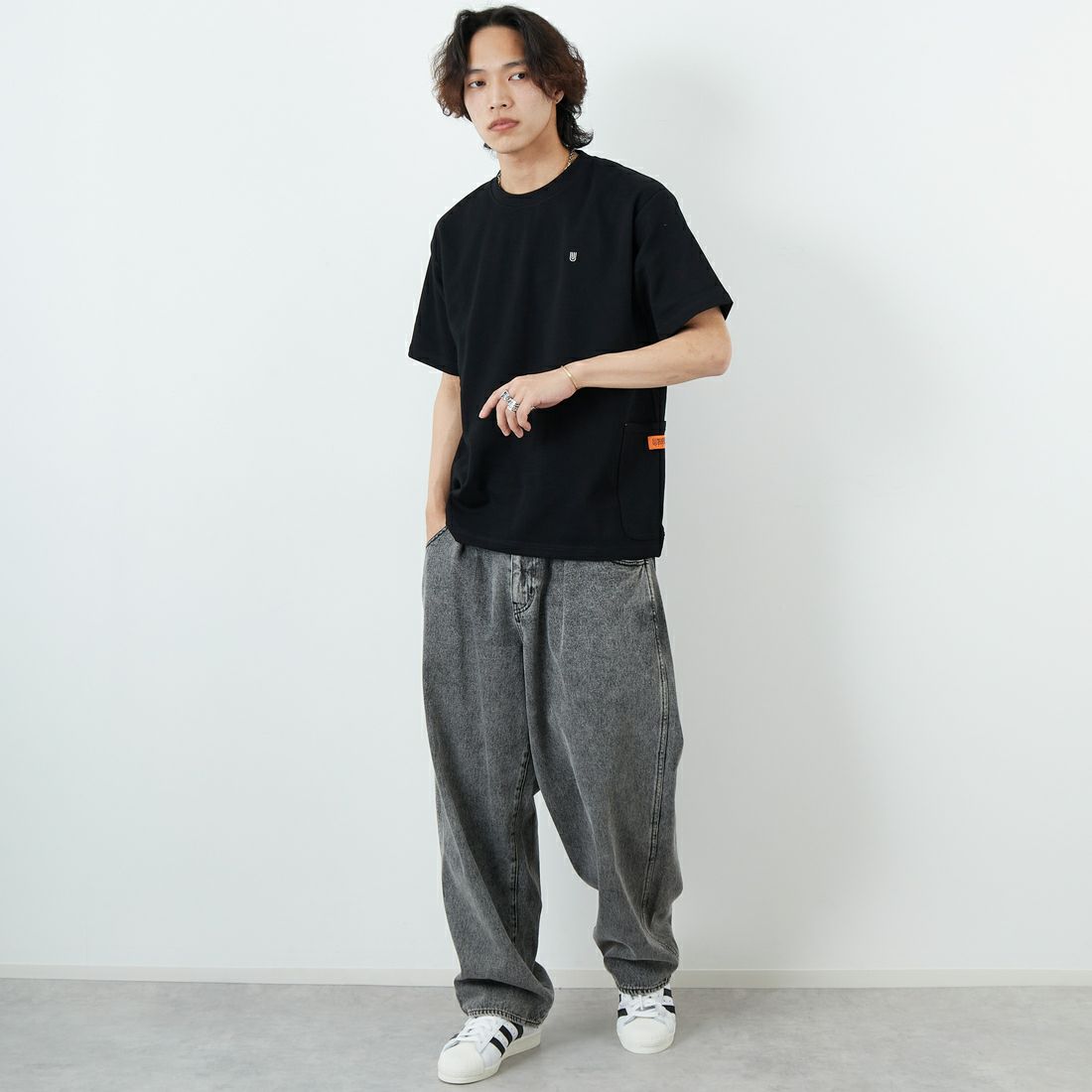 UNIVERSAL OVERALL [ユニバーサルオーバーオール] 別注 ポンチカバーオールTシャツ [U2511279IN-JF] BLACK &&モデル身長：179cm 着用サイズ：L&&
