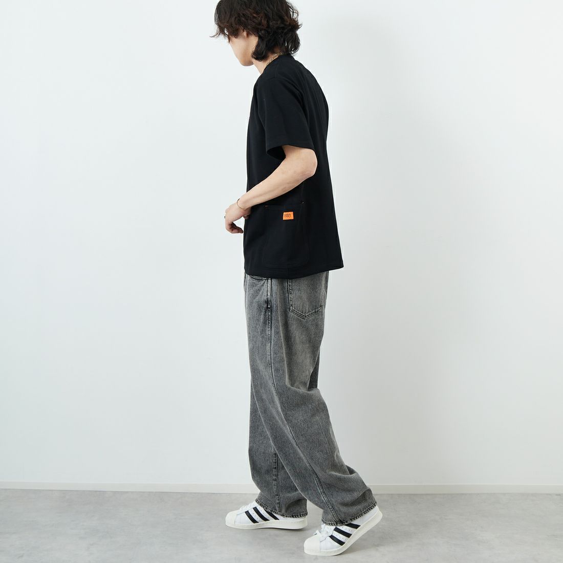 UNIVERSAL OVERALL [ユニバーサルオーバーオール] 別注 ポンチカバーオールTシャツ [U2511279IN-JF] BLACK &&モデル身長：179cm 着用サイズ：L&&