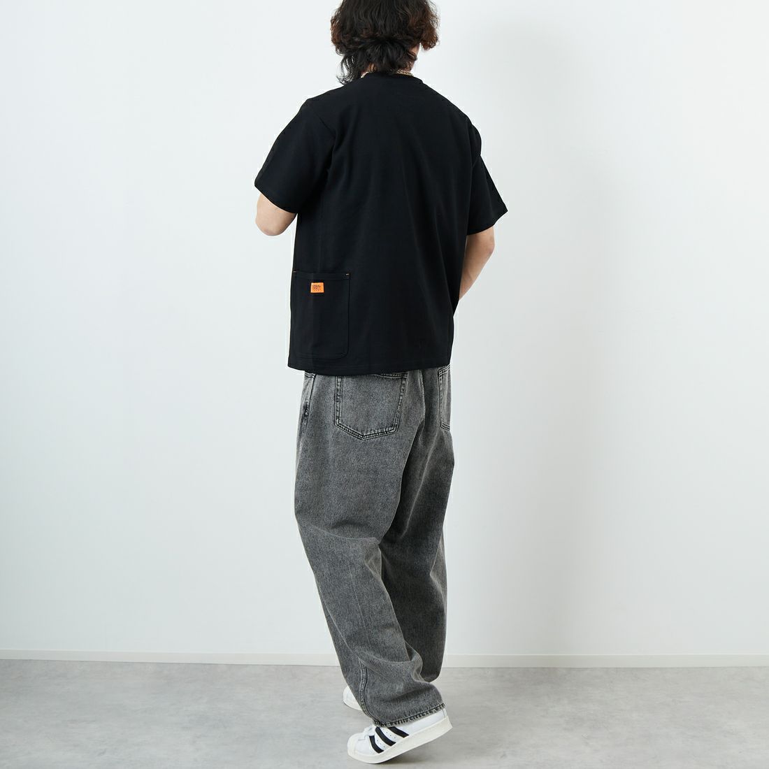 UNIVERSAL OVERALL [ユニバーサルオーバーオール] 別注 ポンチカバーオールTシャツ [U2511279IN-JF] BLACK &&モデル身長：179cm 着用サイズ：L&&