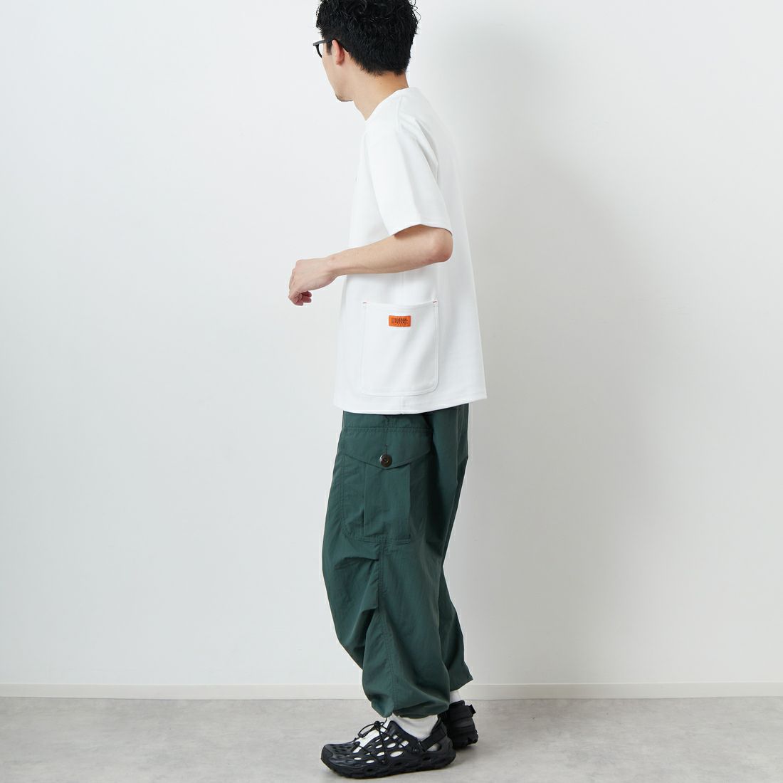 UNIVERSAL OVERALL [ユニバーサルオーバーオール] 別注 ポンチカバーオールTシャツ [U2511279IN-JF] WHITE &&モデル身長：167cm 着用サイズ：M&&