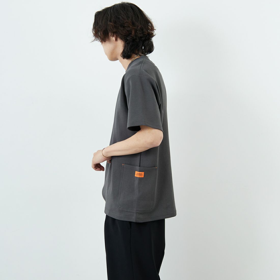 UNIVERSAL OVERALL [ユニバーサルオーバーオール] 別注 ポンチカバーオールTシャツ [U2511279IN-JF] CHARCOAL &&モデル身長：179cm 着用サイズ：L&&