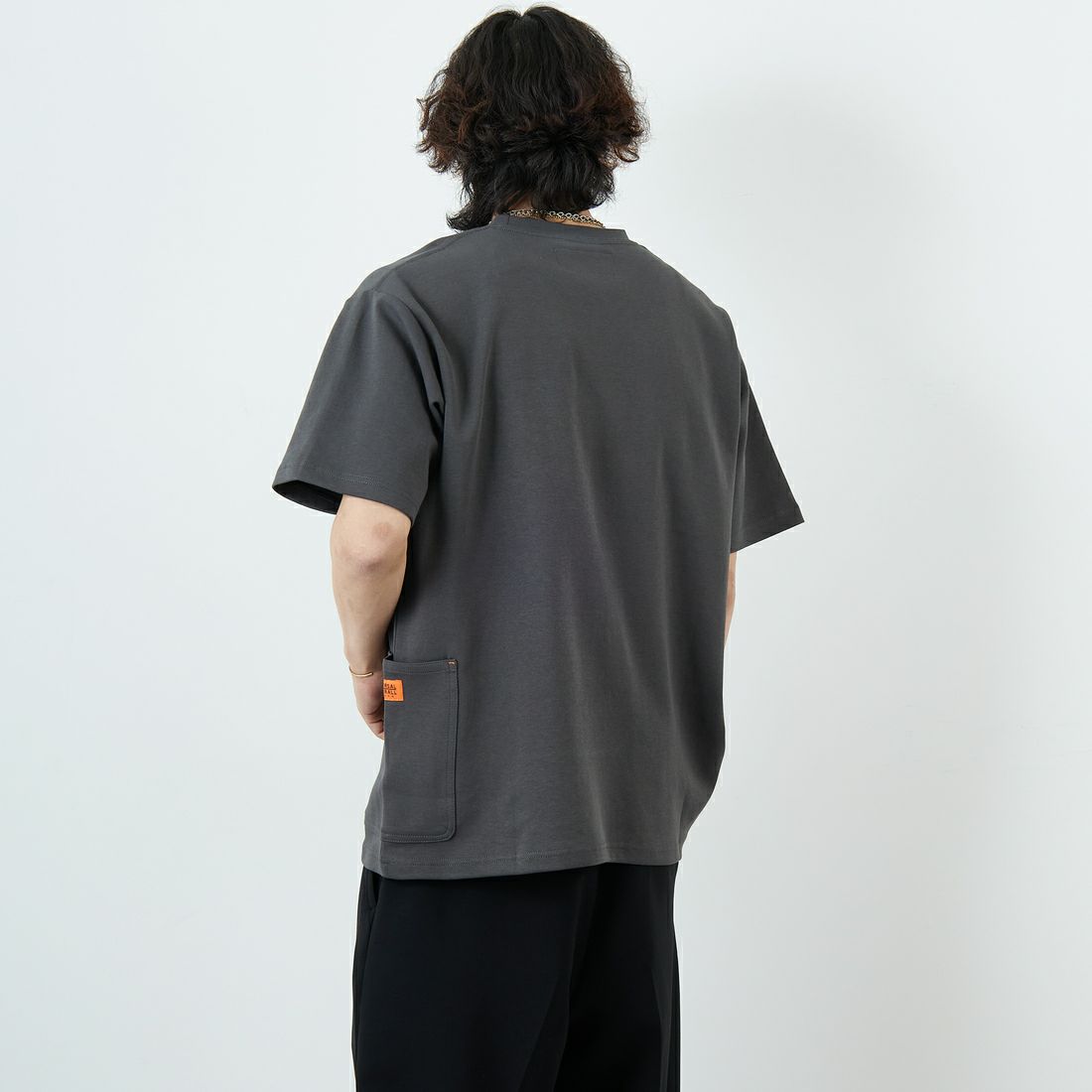 UNIVERSAL OVERALL [ユニバーサルオーバーオール] 別注 ポンチカバーオールTシャツ [U2511279IN-JF] CHARCOAL &&モデル身長：179cm 着用サイズ：L&&
