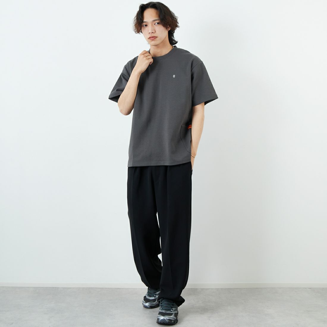 UNIVERSAL OVERALL [ユニバーサルオーバーオール] 別注 ポンチカバーオールTシャツ [U2511279IN-JF] CHARCOAL &&モデル身長：179cm 着用サイズ：L&&