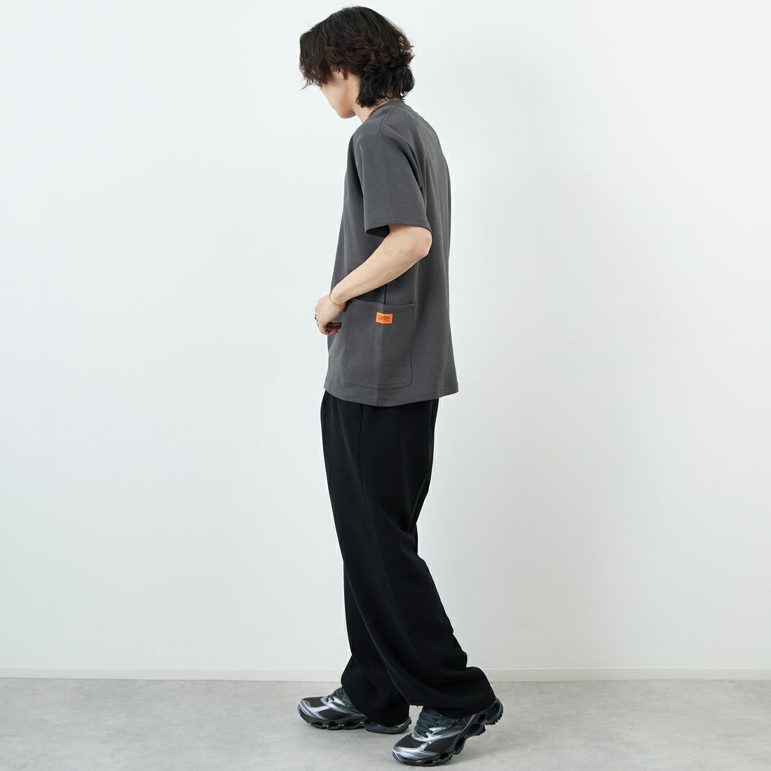 UNIVERSAL OVERALL [ユニバーサルオーバーオール] 別注 ポンチカバーオールTシャツ [U2511279IN-JF] CHARCOAL &&モデル身長：179cm 着用サイズ：L&&