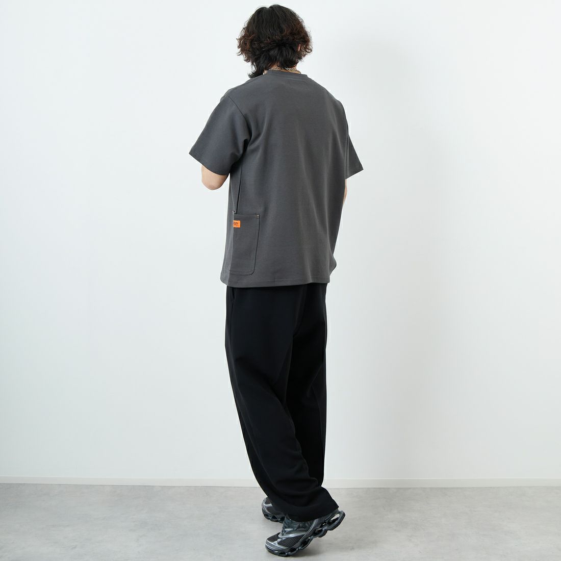 UNIVERSAL OVERALL [ユニバーサルオーバーオール] 別注 ポンチカバーオールTシャツ [U2511279IN-JF] CHARCOAL &&モデル身長：179cm 着用サイズ：L&&