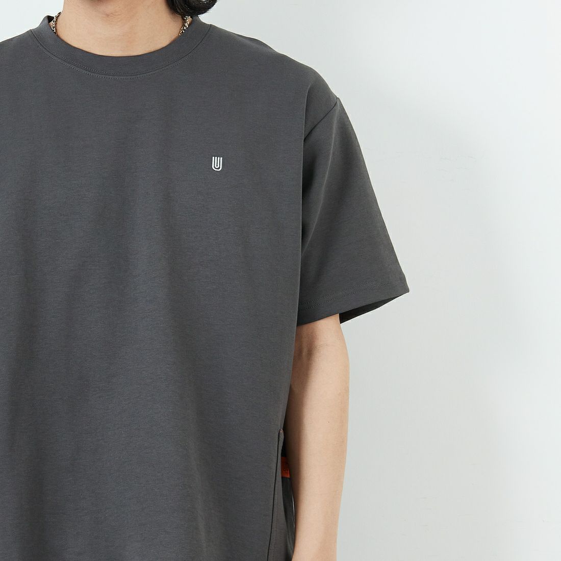 UNIVERSAL OVERALL [ユニバーサルオーバーオール] 別注 ポンチカバーオールTシャツ [U2511279IN-JF] CHARCOAL &&モデル身長：179cm 着用サイズ：L&&