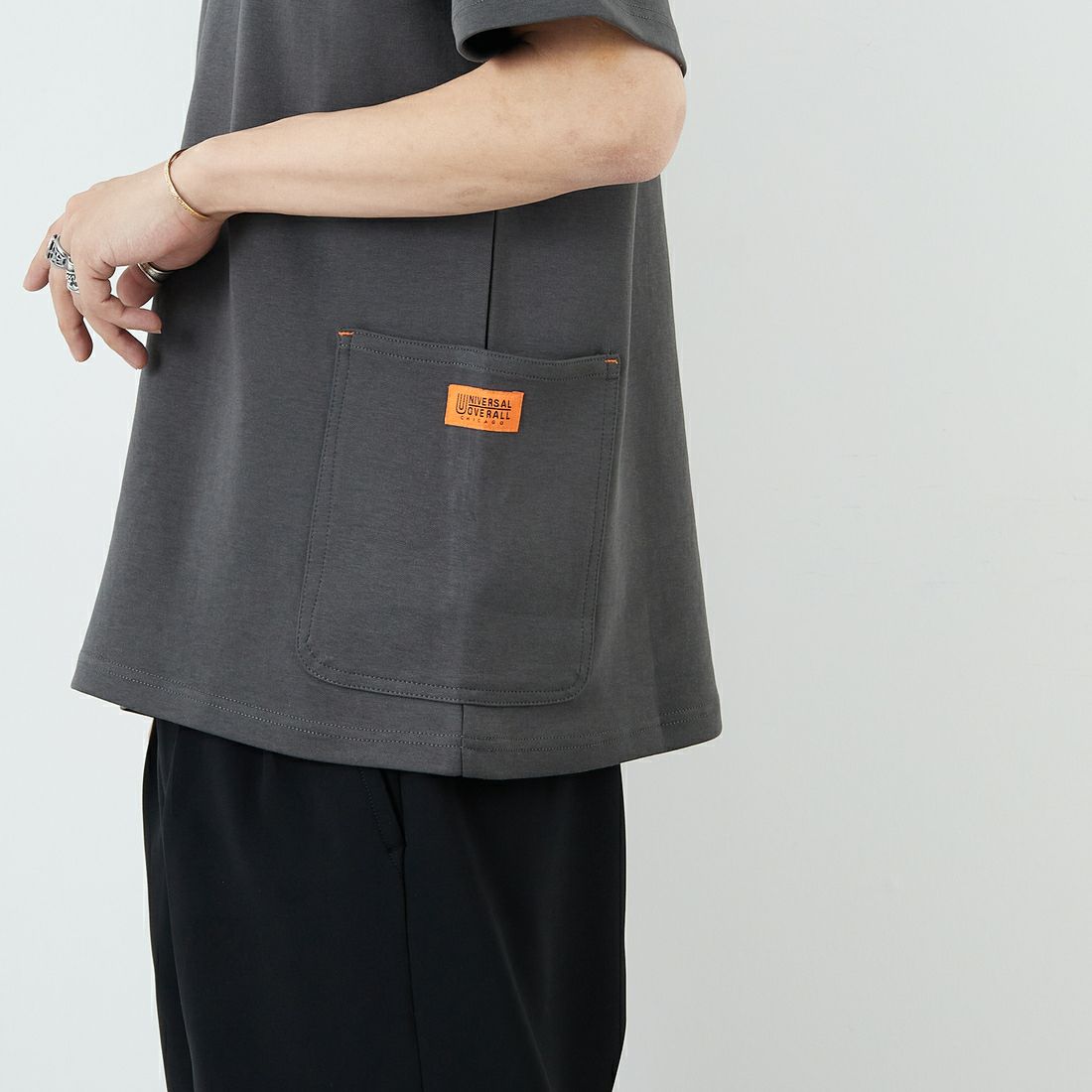 UNIVERSAL OVERALL [ユニバーサルオーバーオール] 別注 ポンチカバーオールTシャツ [U2511279IN-JF] CHARCOAL &&モデル身長：179cm 着用サイズ：L&&