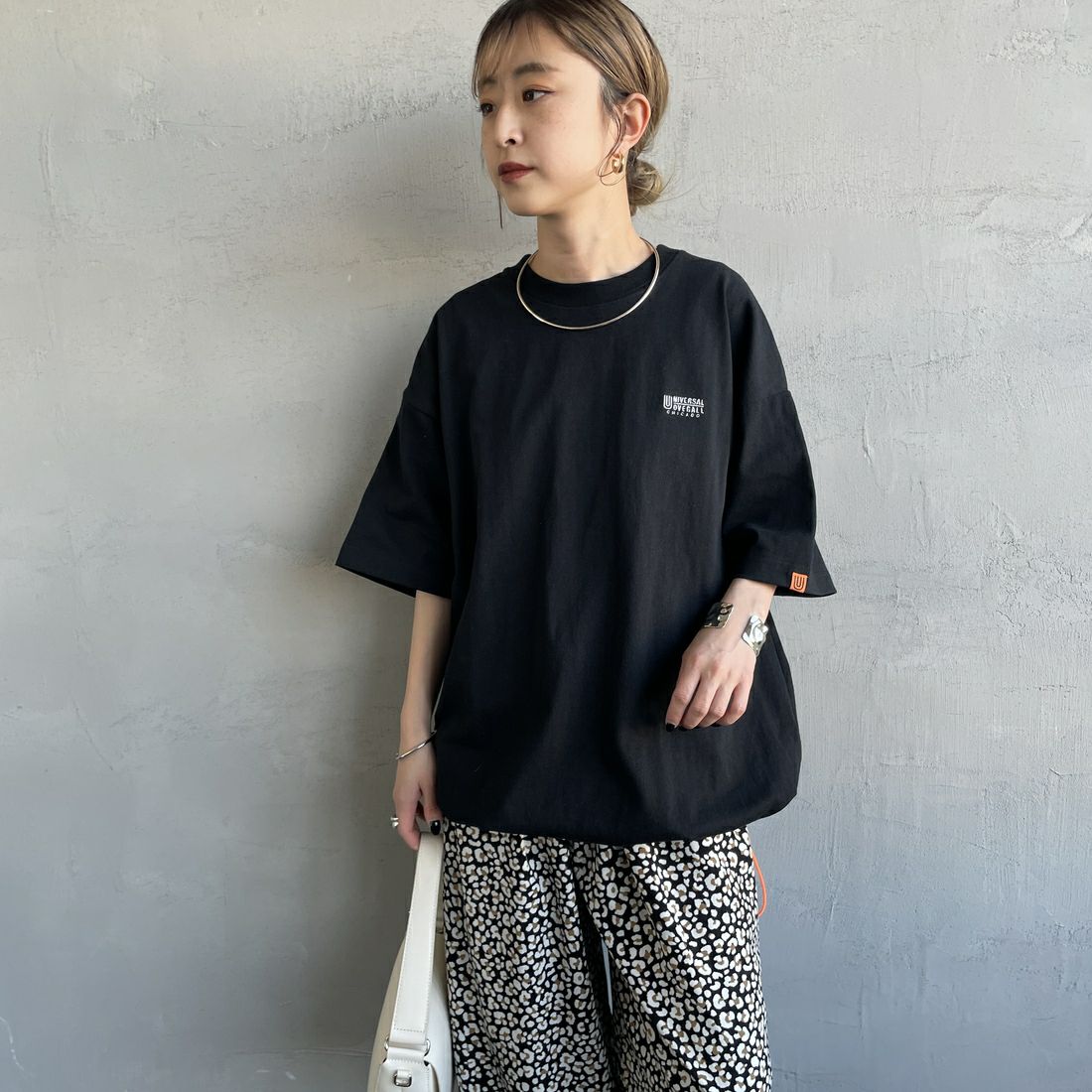 UNIVERSAL OVERALL [ユニバーサルオーバーオール] 別注 ドローコード付き ワイドシルエットTシャツ [U2513282IN-JF] BLACK &&モデル身長：150cm 着用サイズ：S&&